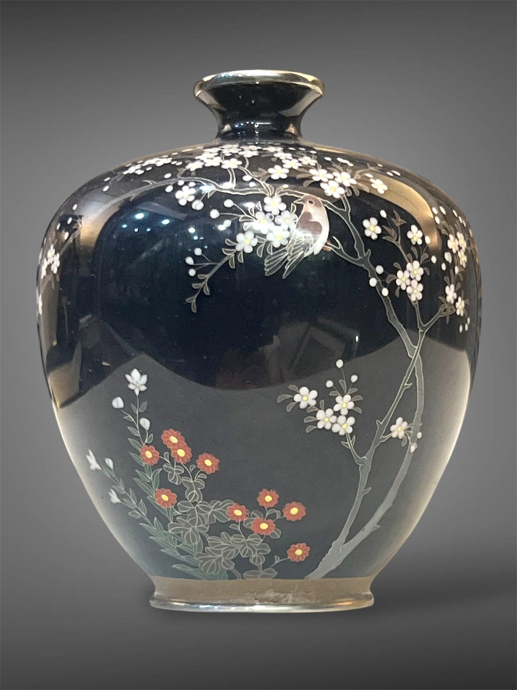 Eine feine, in Silber gefasste Cloisonné-Emaille-Vase von Satō Sei, Meiji-Ära im Angebot 5