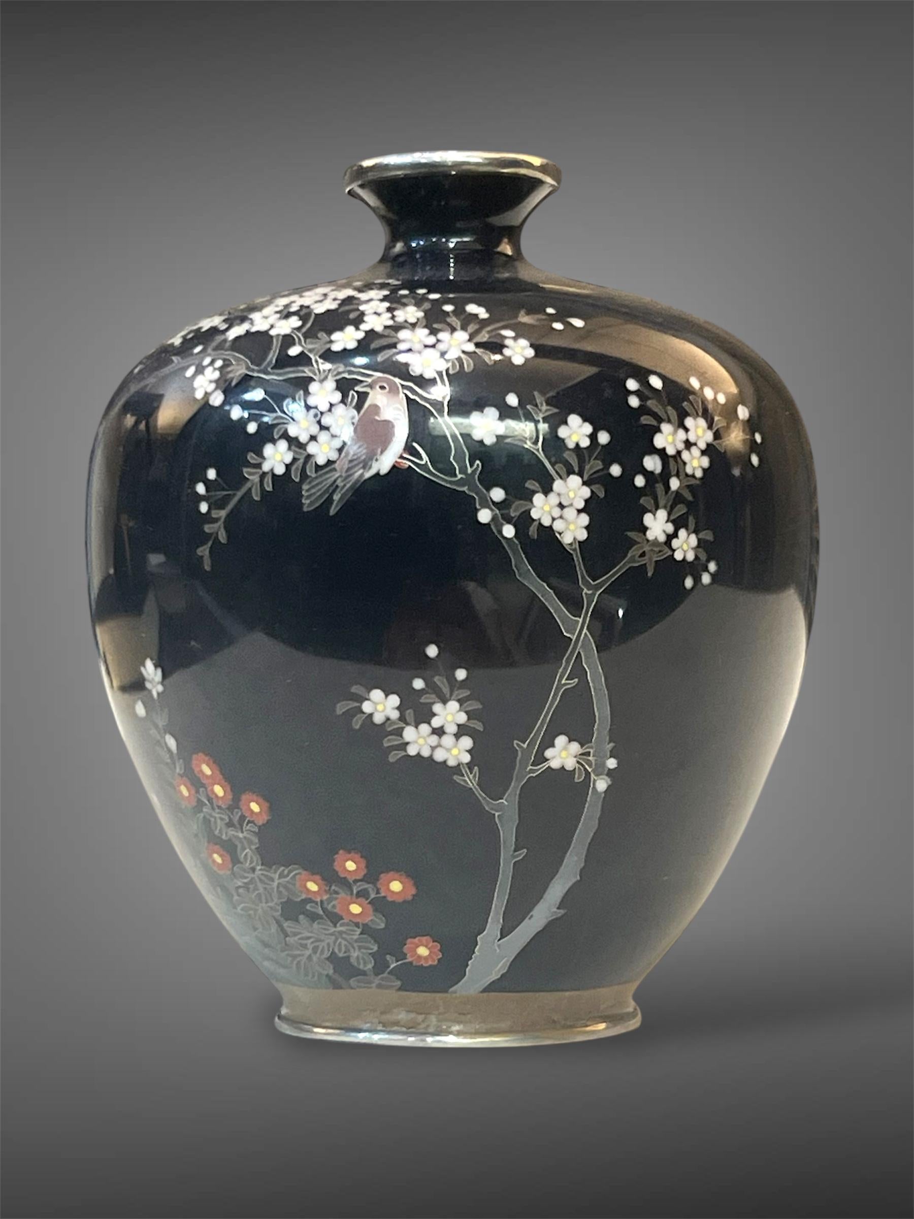 Eine feine, in Silber gefasste Cloisonné-Emaille-Vase von Satō Sei, Meiji-Ära im Angebot 6
