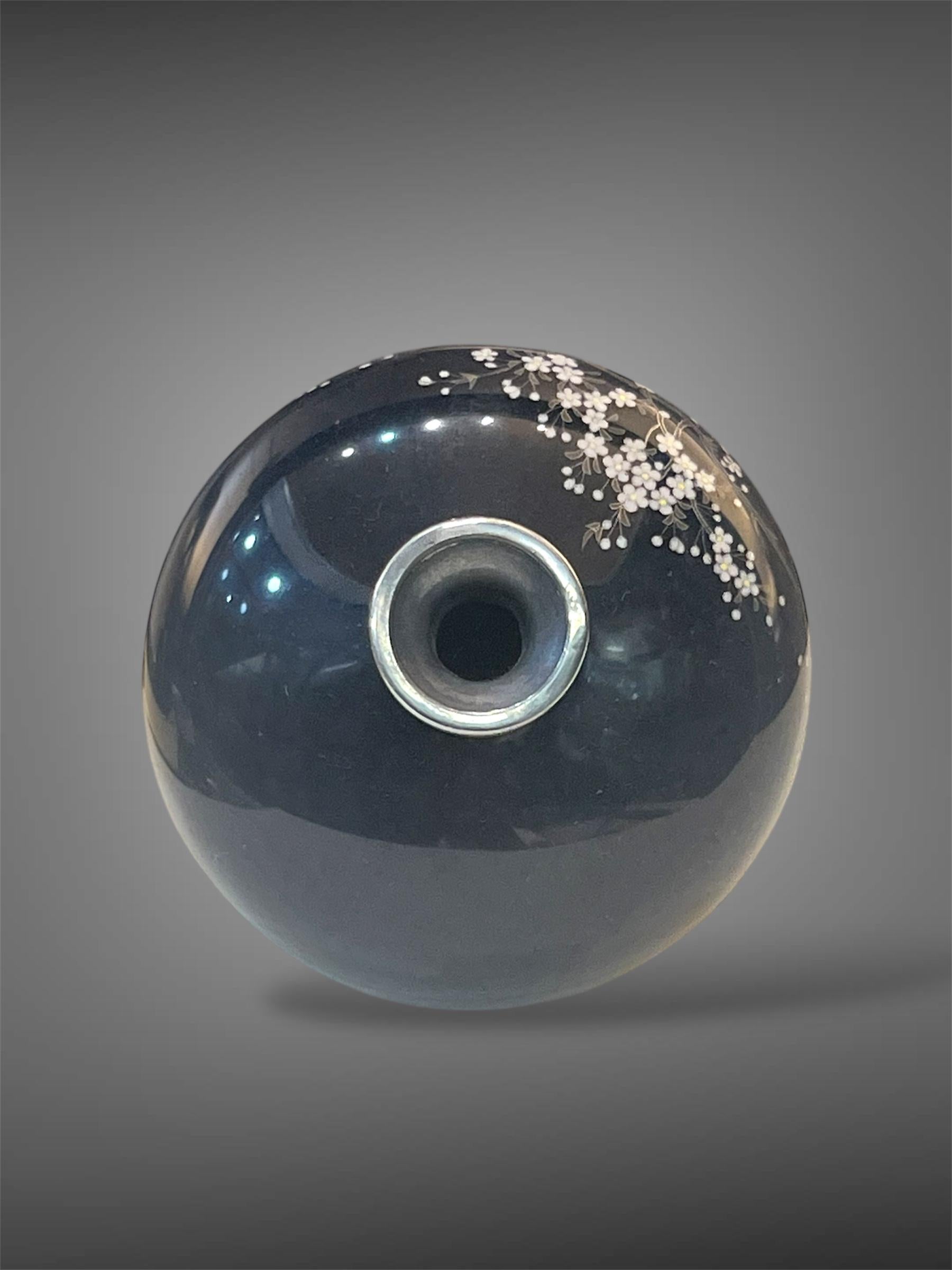 Eine feine, in Silber gefasste Cloisonné-Emaille-Vase von Satō Sei, Meiji-Ära im Angebot 7