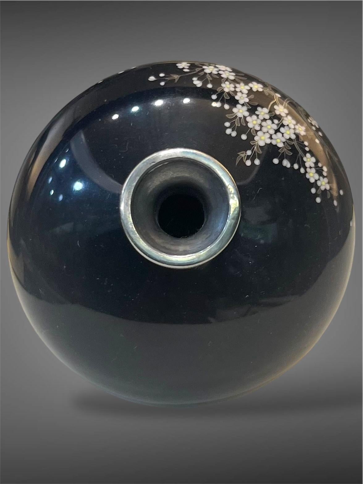 Eine feine, in Silber gefasste Cloisonné-Emaille-Vase von Satō Sei, Meiji-Ära im Angebot 8
