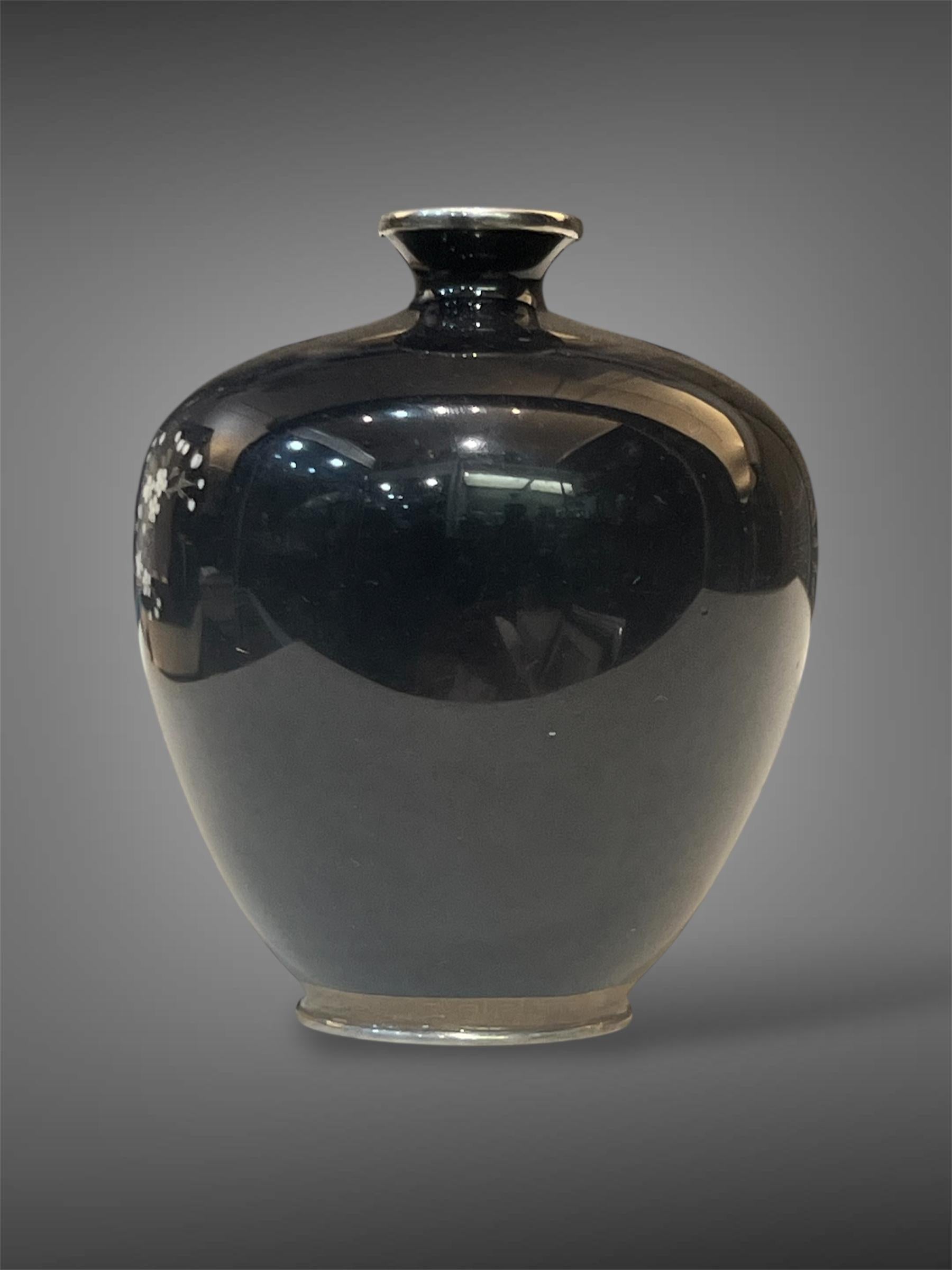 Eine feine, in Silber gefasste Cloisonné-Emaille-Vase von Satō Sei, Meiji-Ära (Japanisch) im Angebot