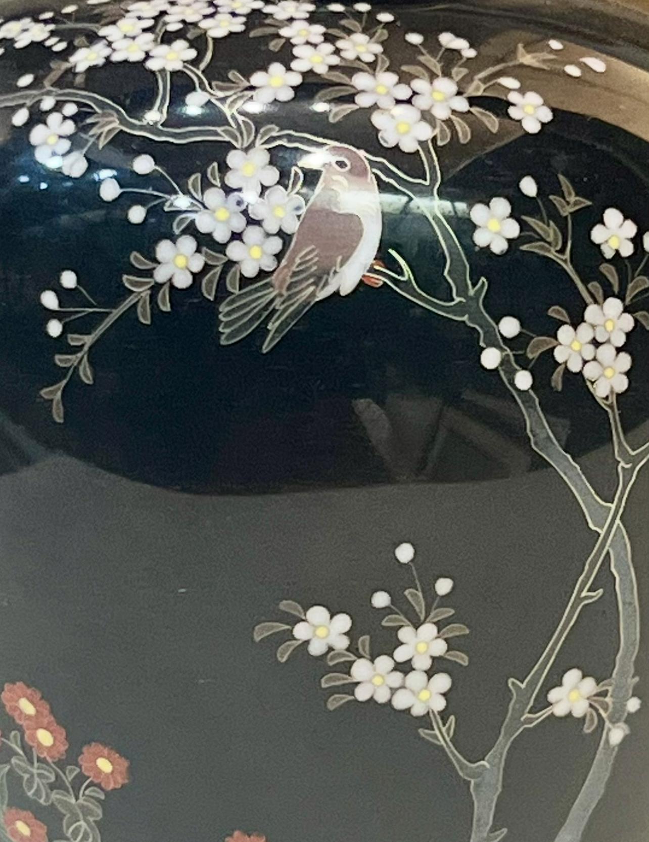 Eine feine, in Silber gefasste Cloisonné-Emaille-Vase von Satō Sei, Meiji-Ära im Zustand „Gut“ im Angebot in London, GB