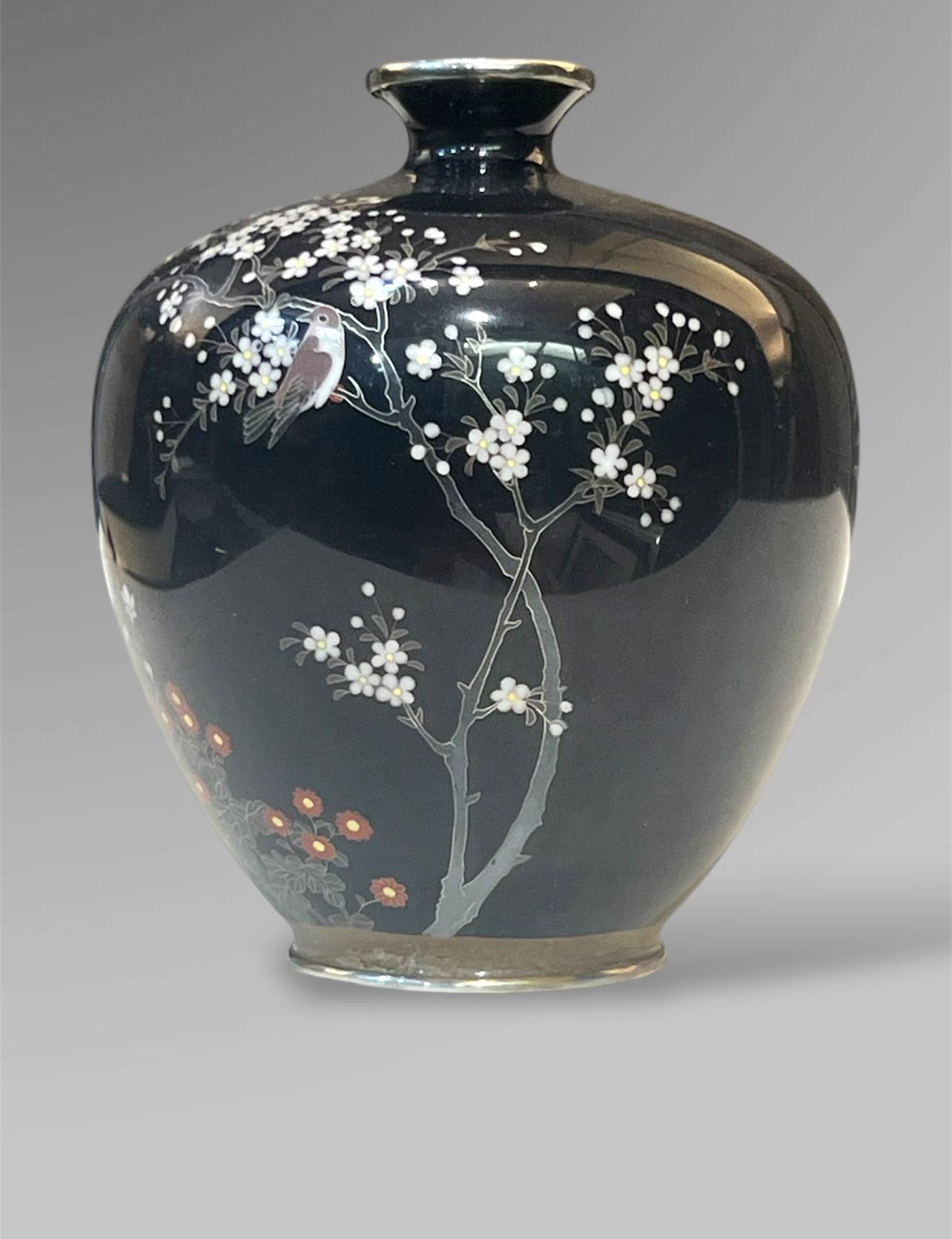 Eine feine, in Silber gefasste Cloisonné-Emaille-Vase von Satō Sei, Meiji-Ära (19. Jahrhundert) im Angebot