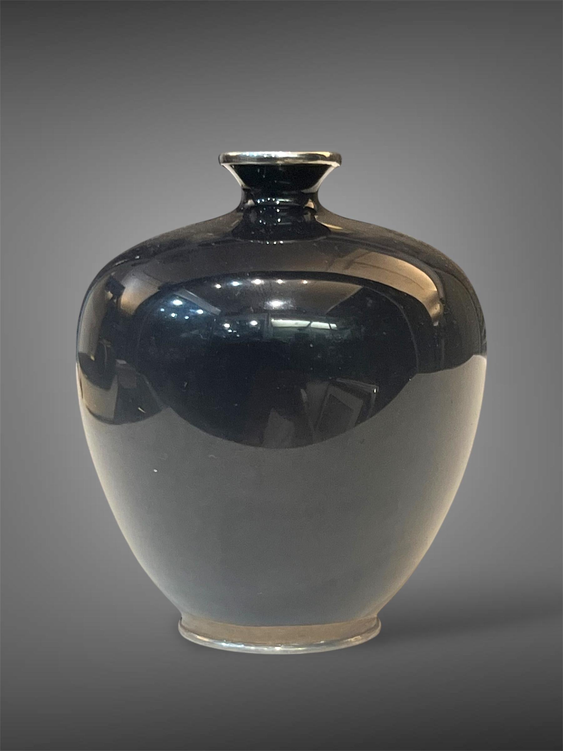 Eine feine, in Silber gefasste Cloisonné-Emaille-Vase von Satō Sei, Meiji-Ära im Angebot 1