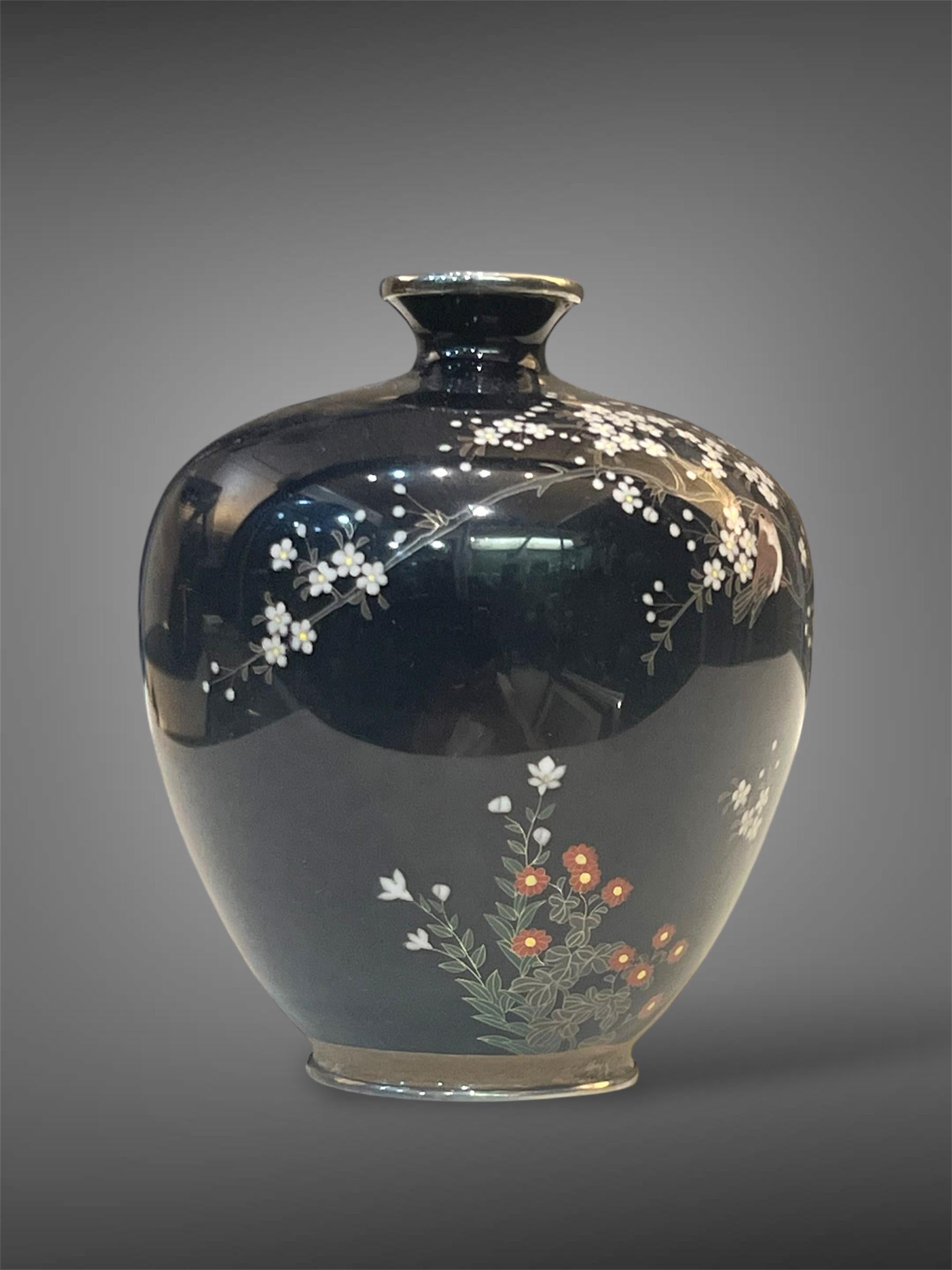 Eine feine, in Silber gefasste Cloisonné-Emaille-Vase von Satō Sei, Meiji-Ära im Angebot 2
