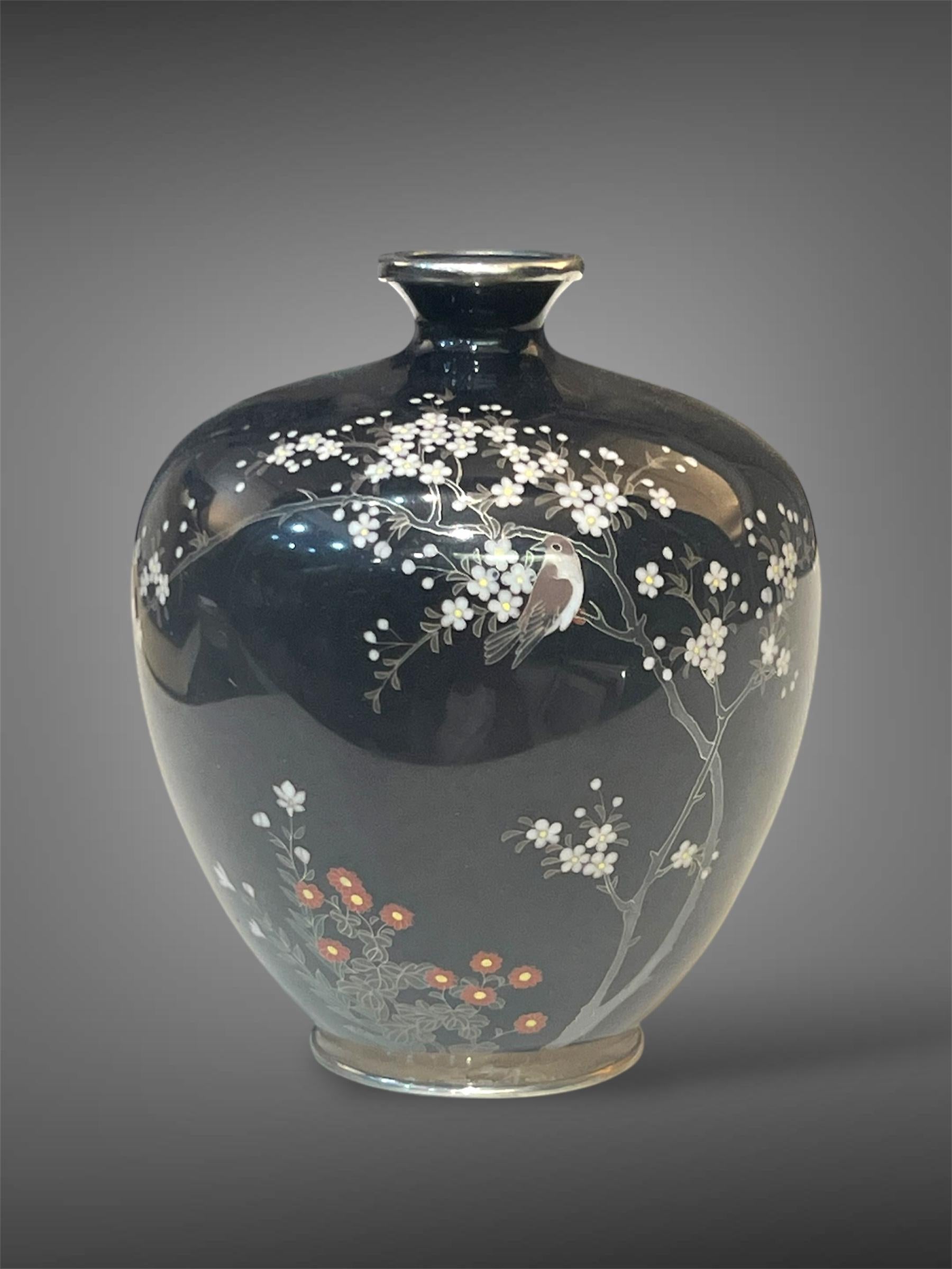 Eine feine, in Silber gefasste Cloisonné-Emaille-Vase von Satō Sei, Meiji-Ära im Angebot 4
