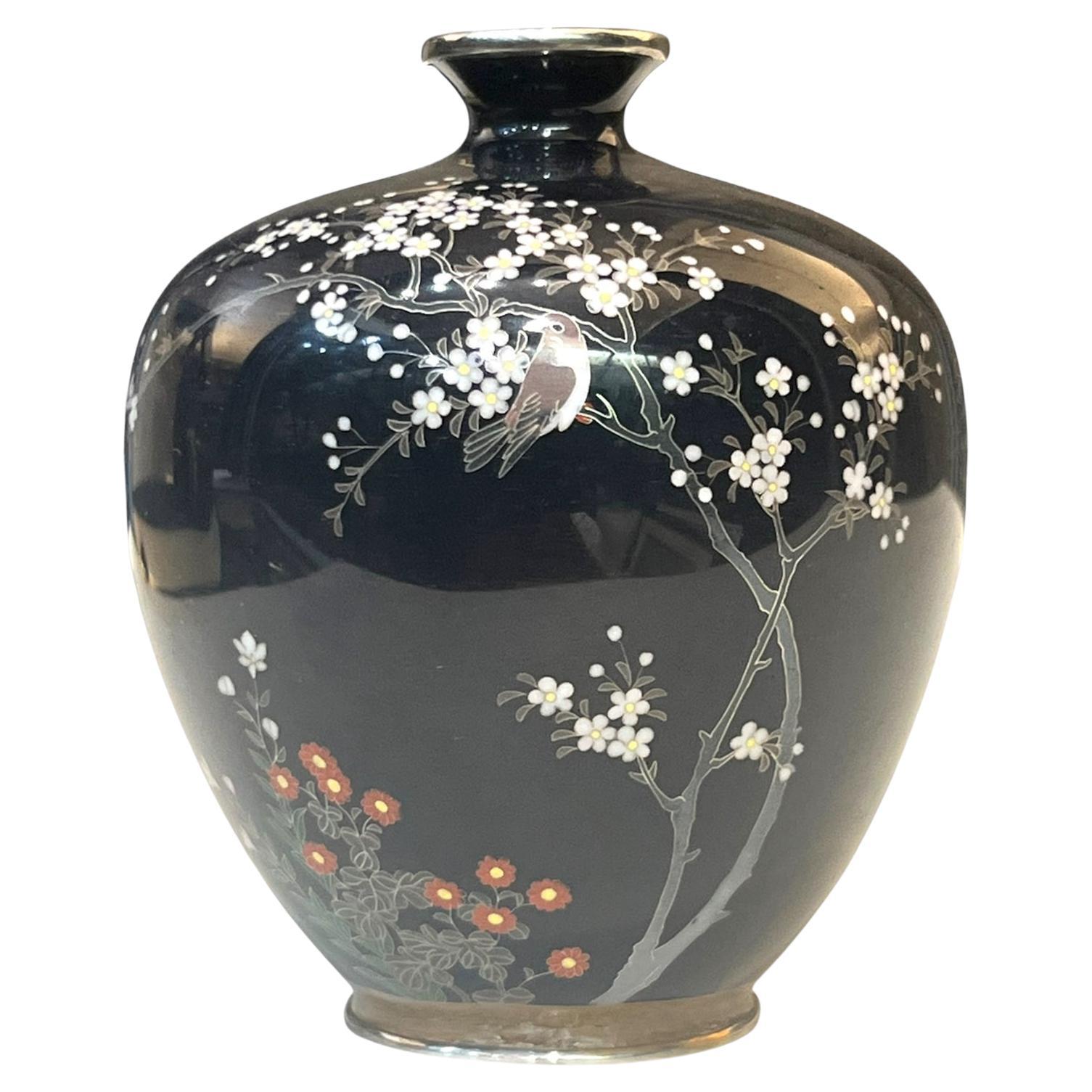 Eine feine, in Silber gefasste Cloisonné-Emaille-Vase von Satō Sei, Meiji-Ära im Angebot