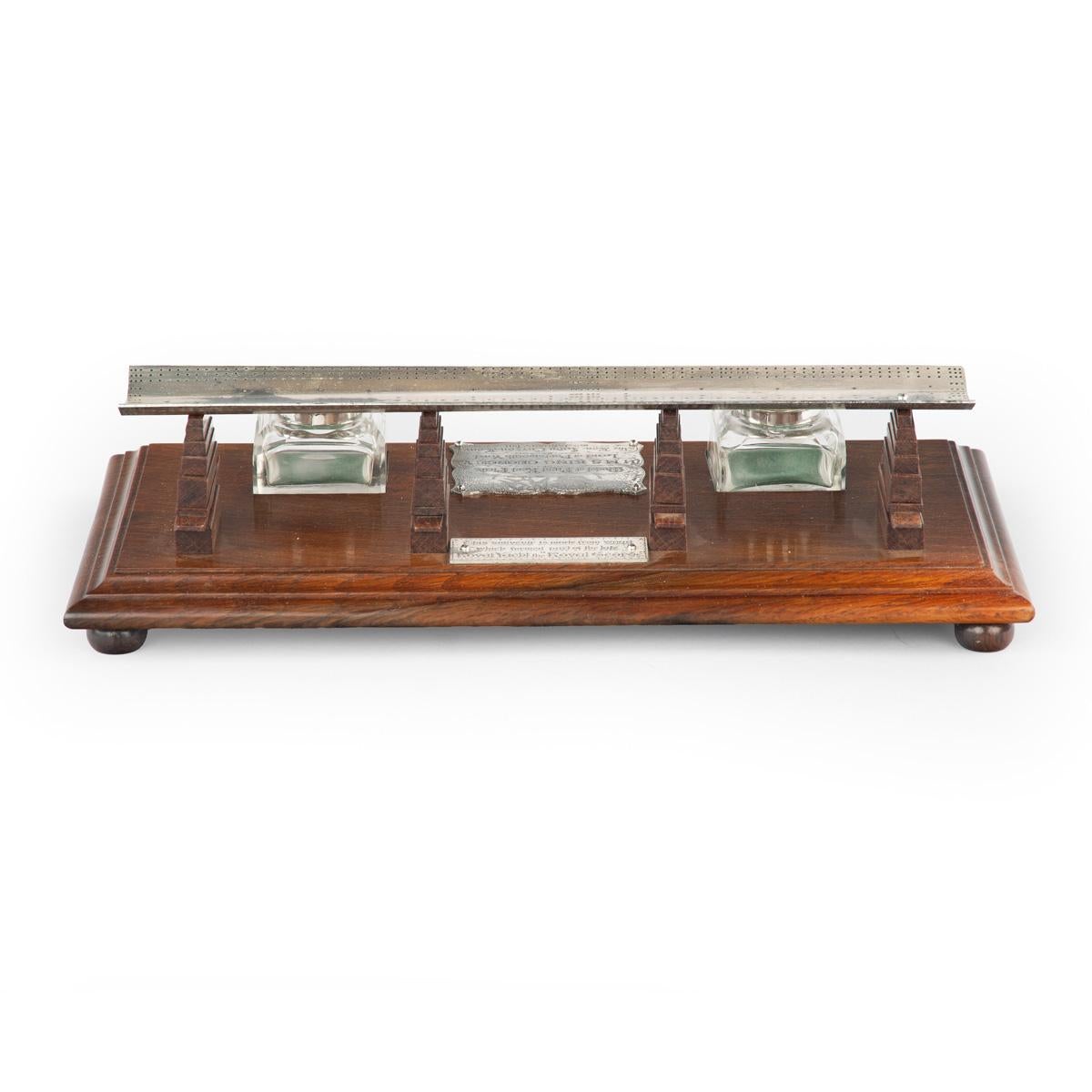 Un portapenne di presentazione in argento montato per commemorare il disarmo della nave da battaglia HMS King George V, realizzato con i legni del Royal Yacht the Royal George, 1911.

Questo raffinato ed elaborato calamaio in legno di quercia è