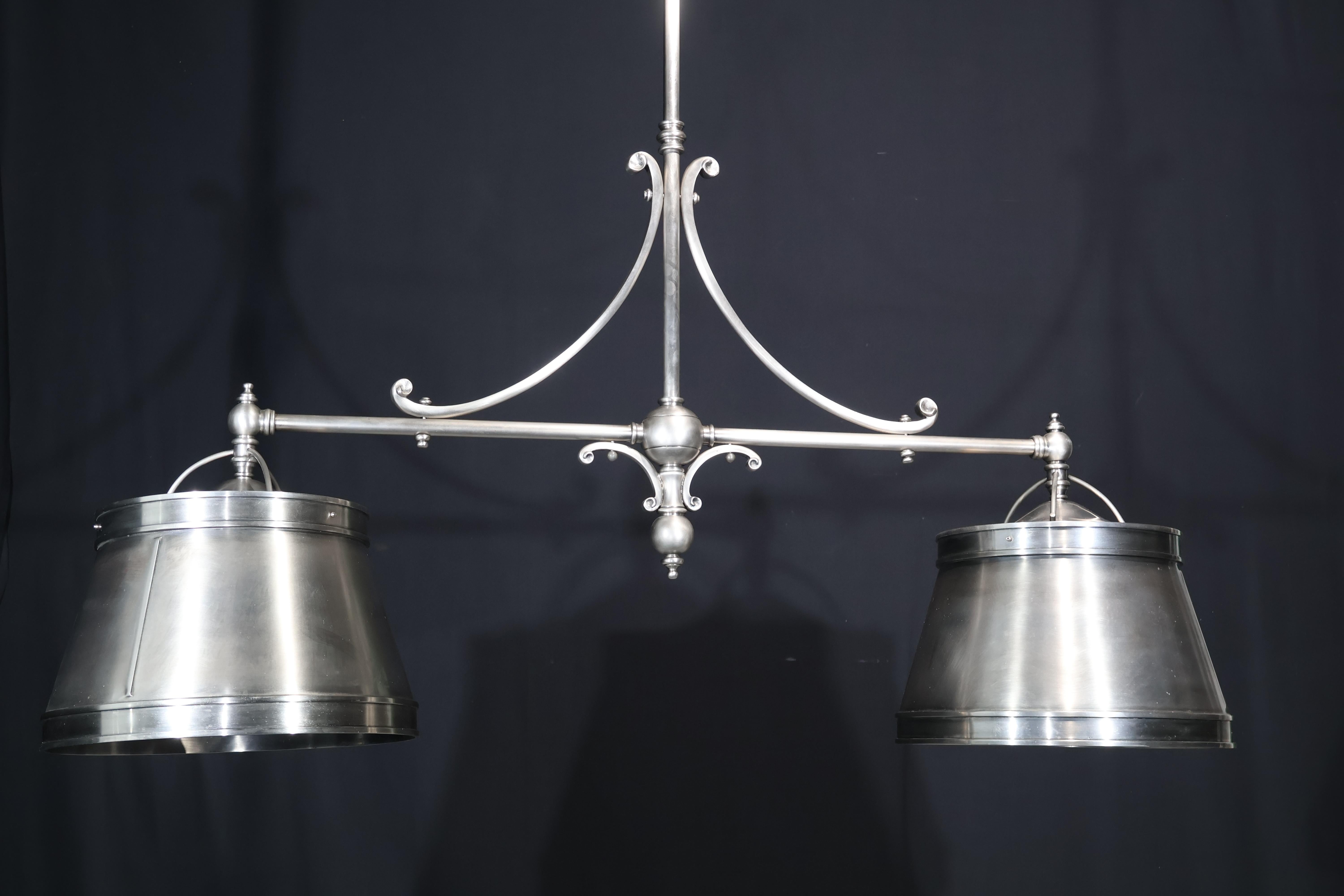 Un'elegante lampada da biliardo/da banco in argento e bronzo in vendita 2
