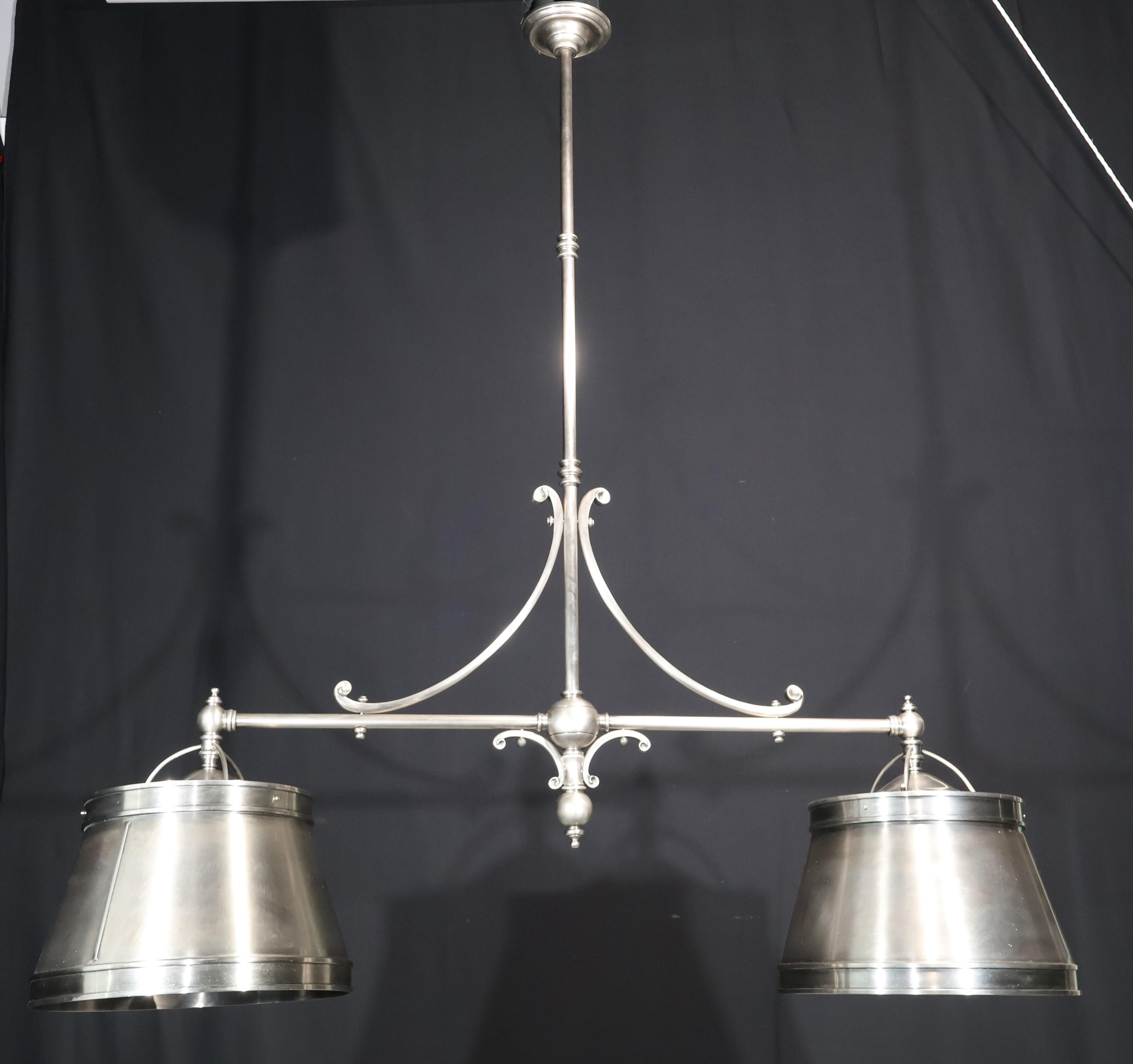 Un lampadario a 4 luci a forma di 