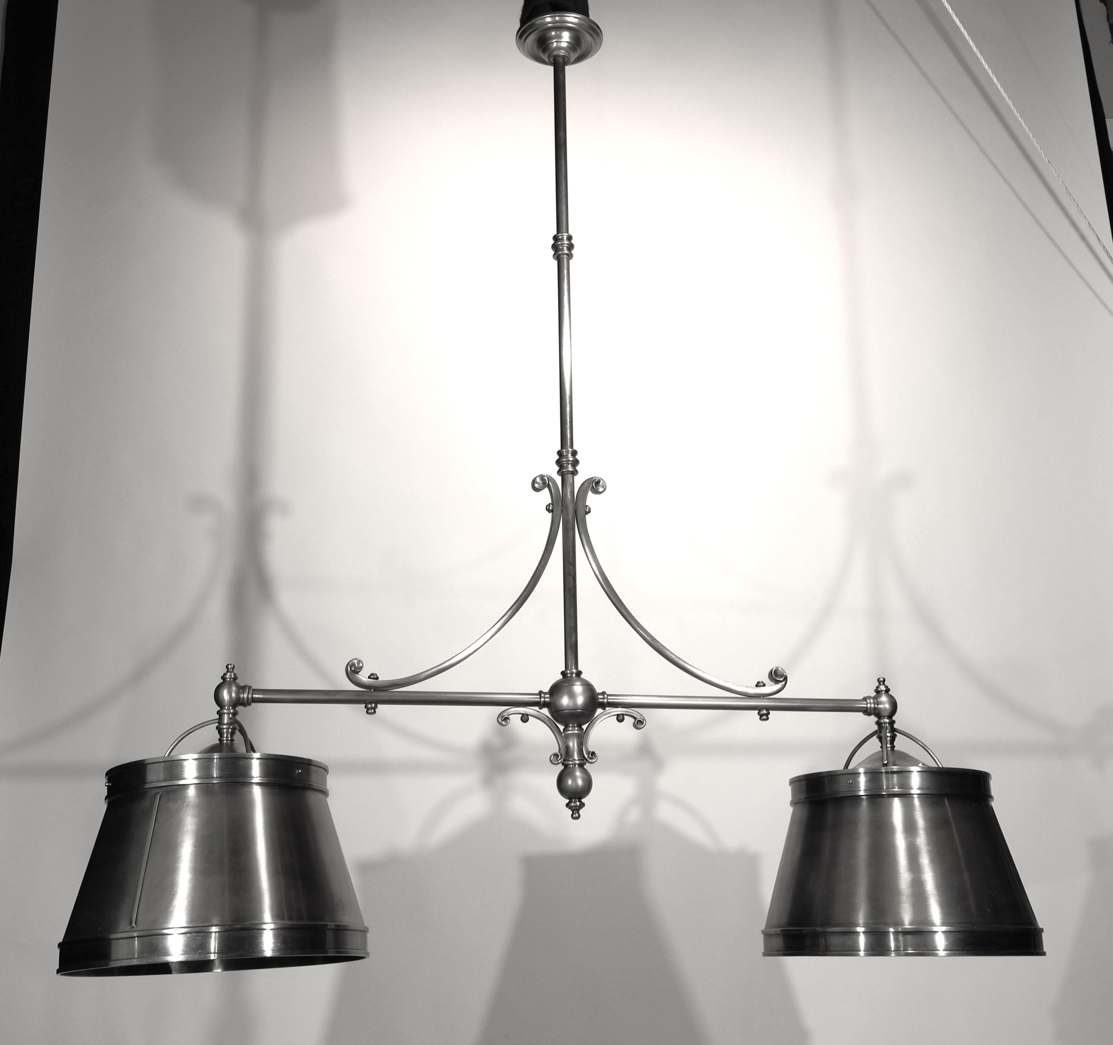 Neoclassico Un'elegante lampada da biliardo/da banco in argento e bronzo in vendita