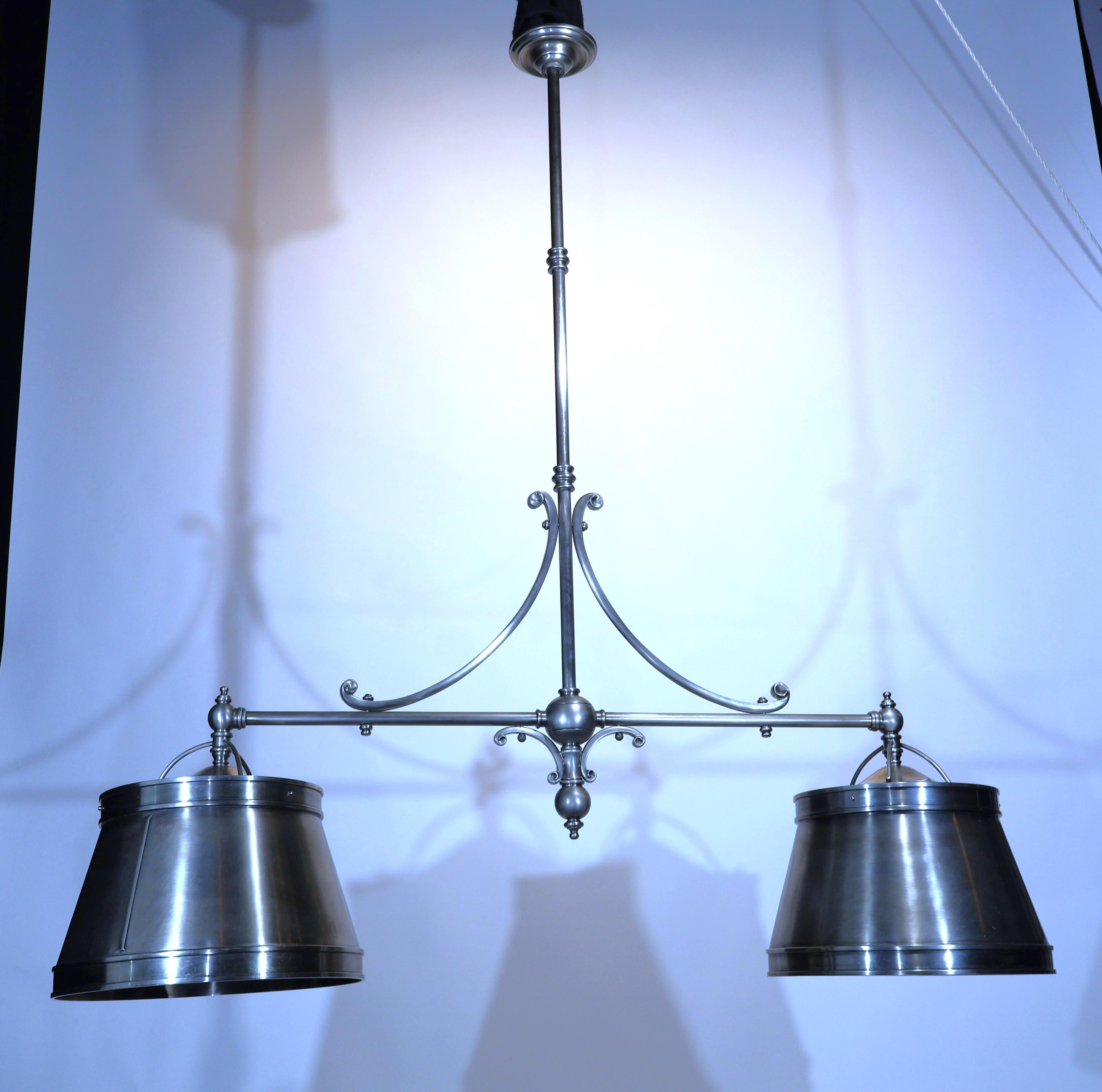 Europeo Un'elegante lampada da biliardo/da banco in argento e bronzo in vendita