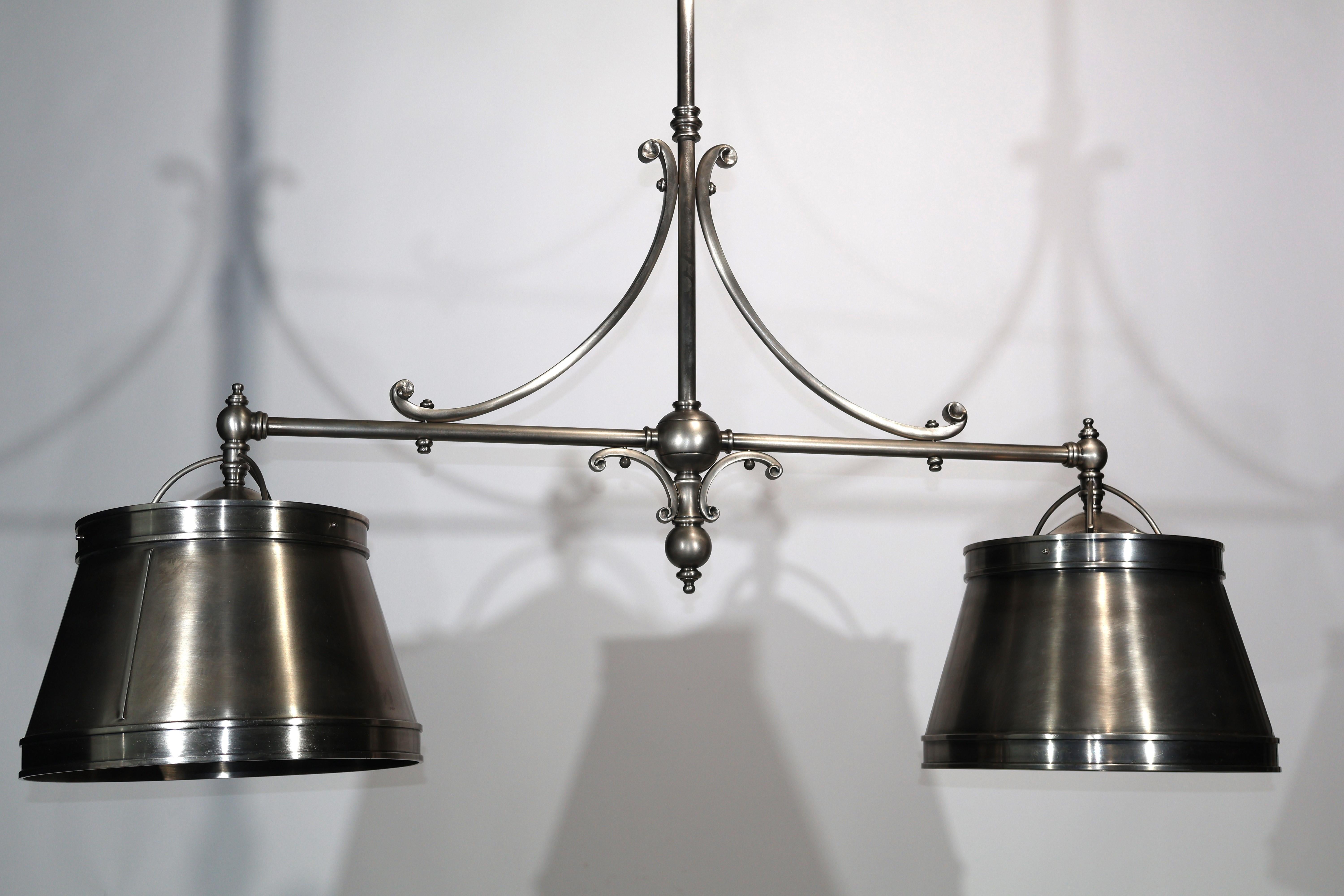 Un'elegante lampada da biliardo/da banco in argento e bronzo in vendita 1