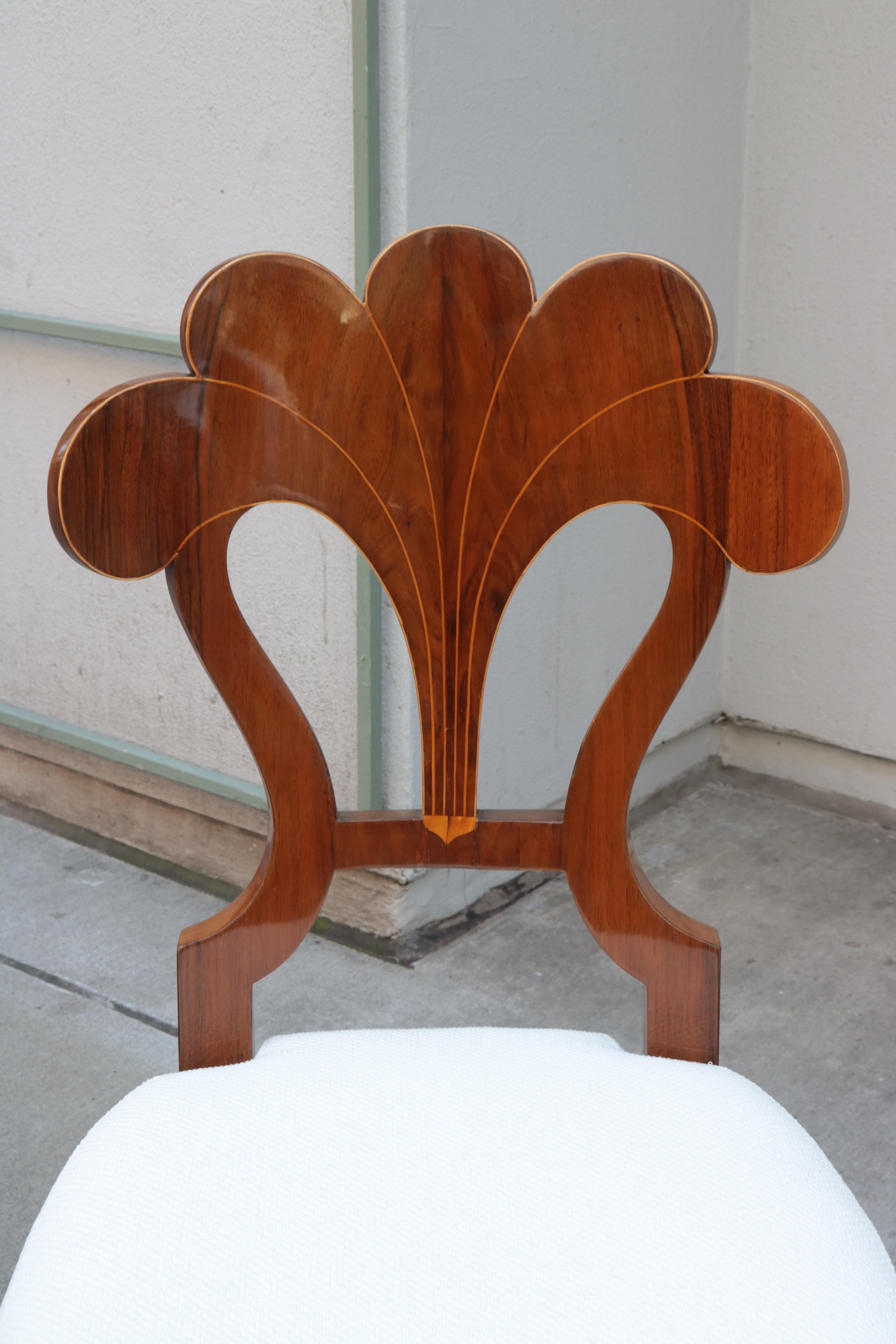 A fine single Biedermeier side chair.
Walnut with fruitwood inlay details.
      