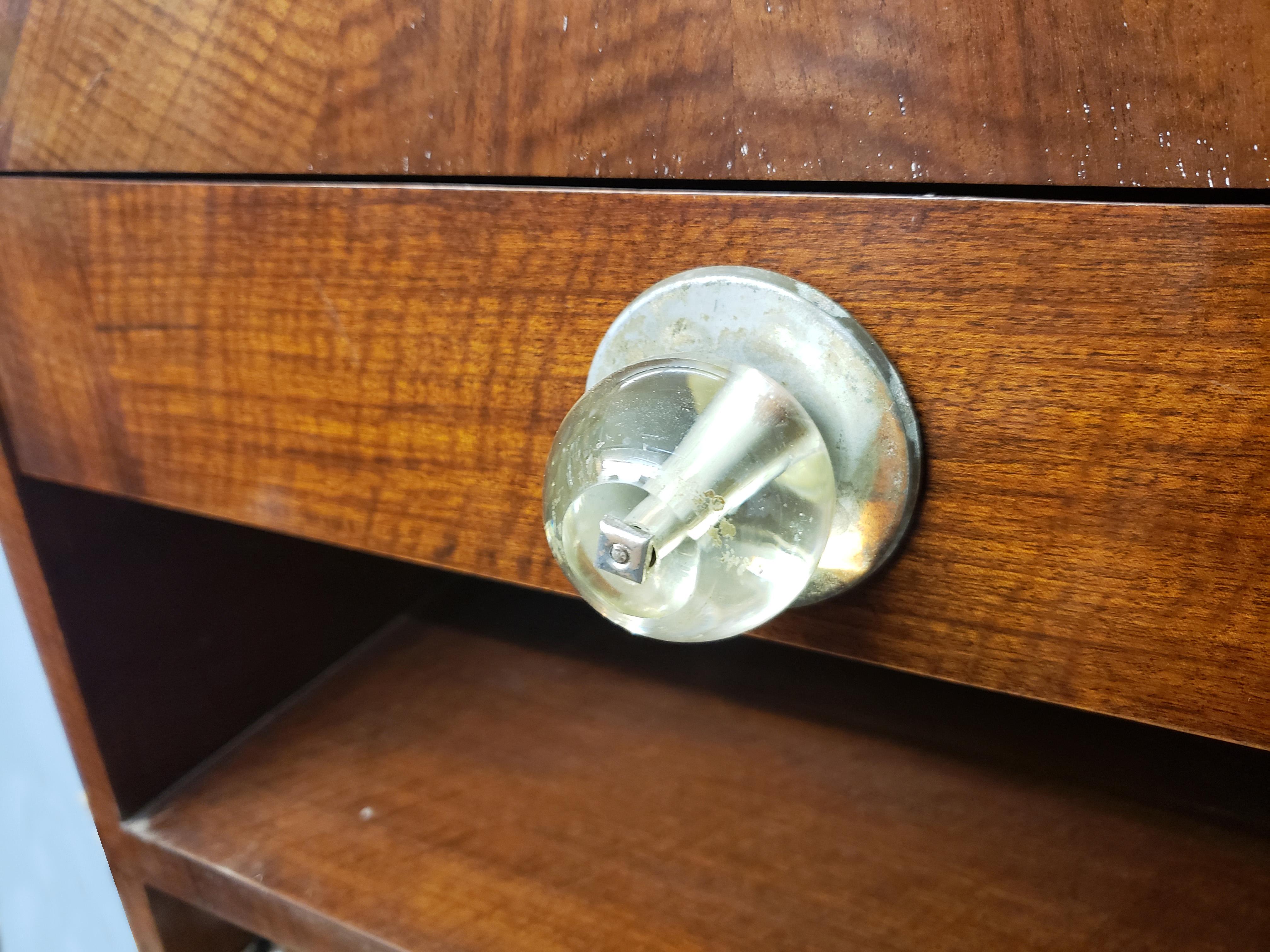 Un piccolo bar francese in legno di noce Art Déco in vendita 4