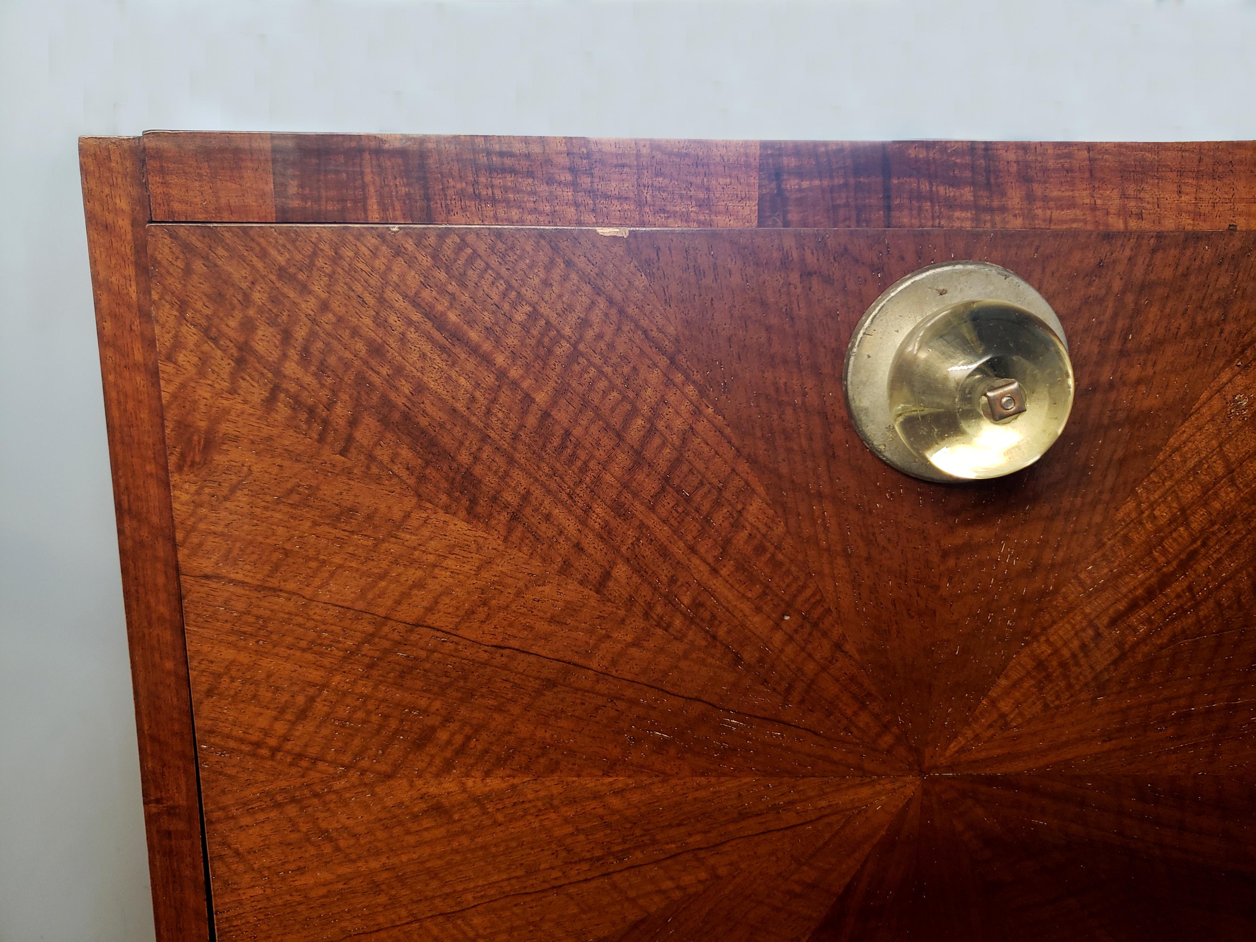 Un piccolo bar francese in legno di noce Art Déco in vendita 1