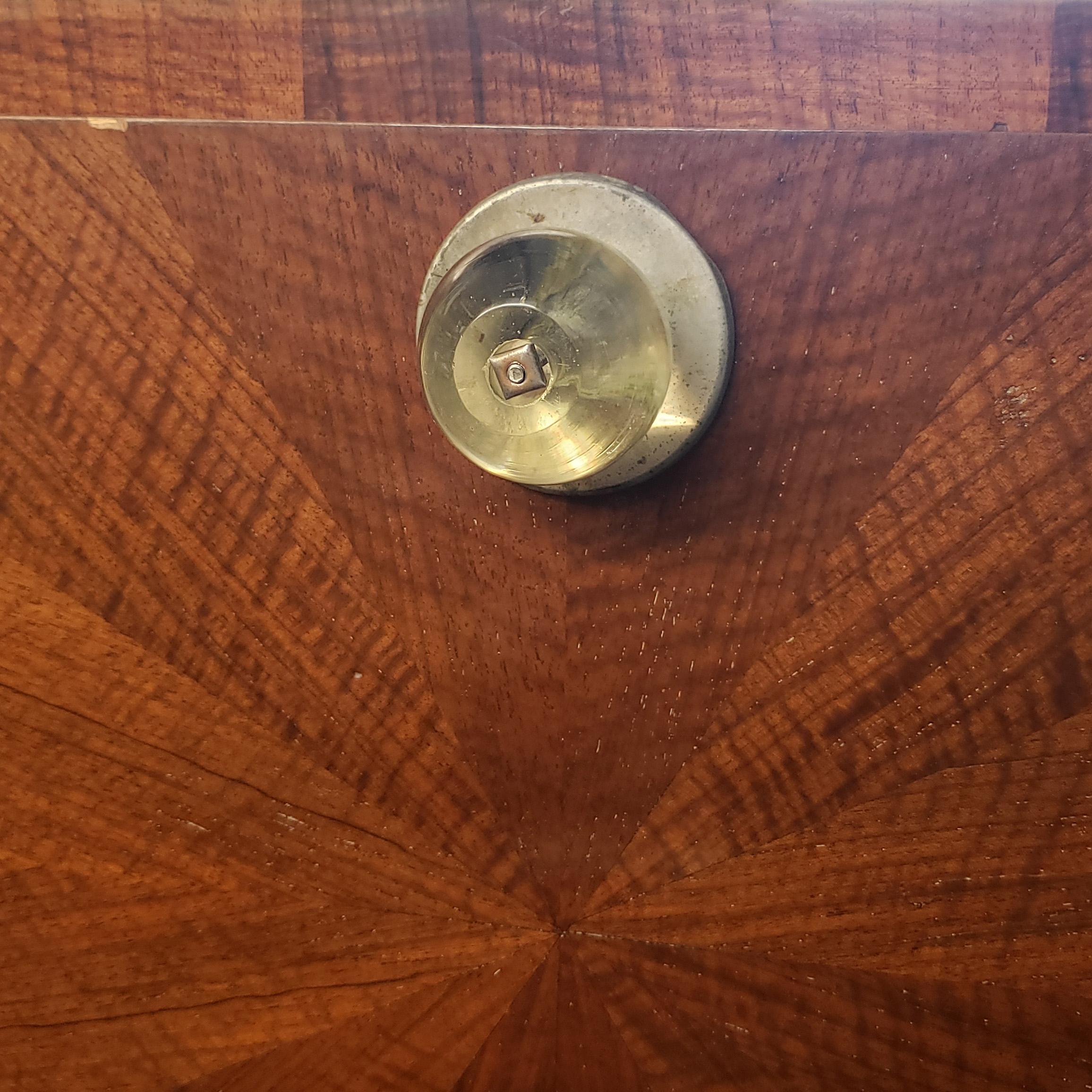 Un piccolo bar francese in legno di noce Art Déco in vendita 2