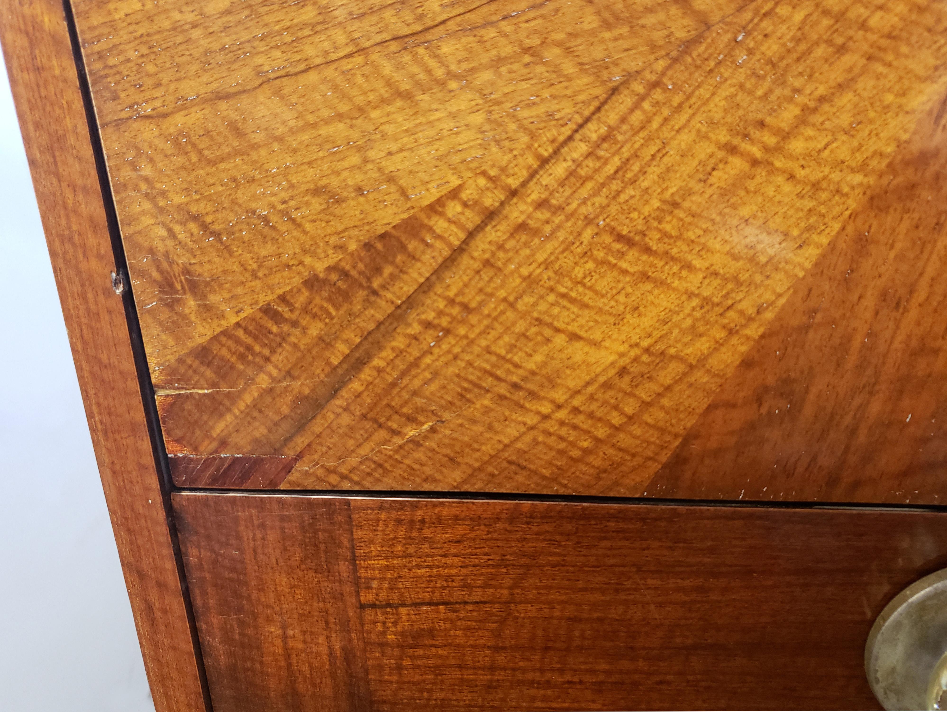 Un piccolo bar francese in legno di noce Art Déco in vendita 3