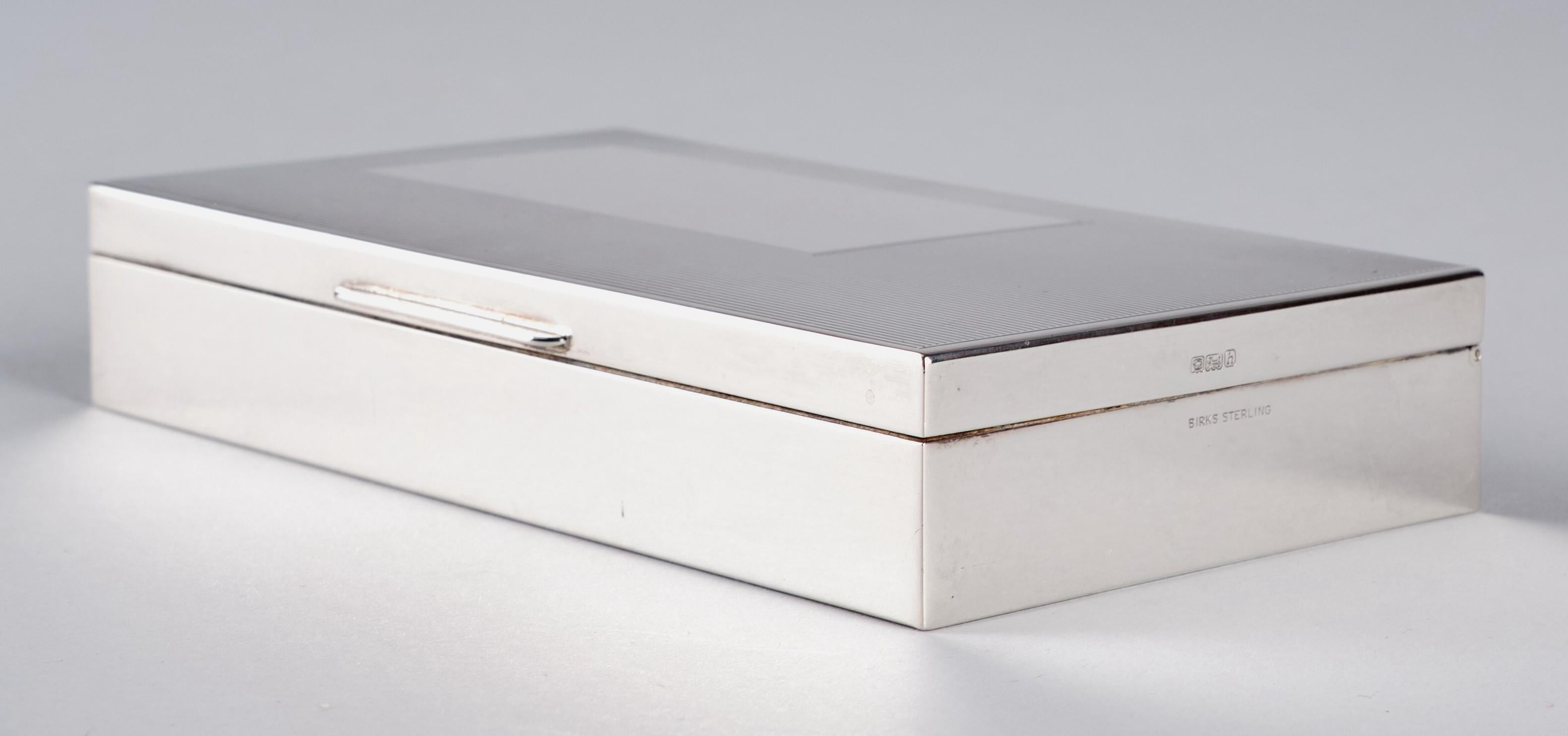 A very handsome & heavy sterling silver table top cigar / cigarette box, showing a hinged top decorated with reeded detail offset by a blank rectangular cartouche (suitable for monogramming), opening to an adjustable cedar lined interior configured