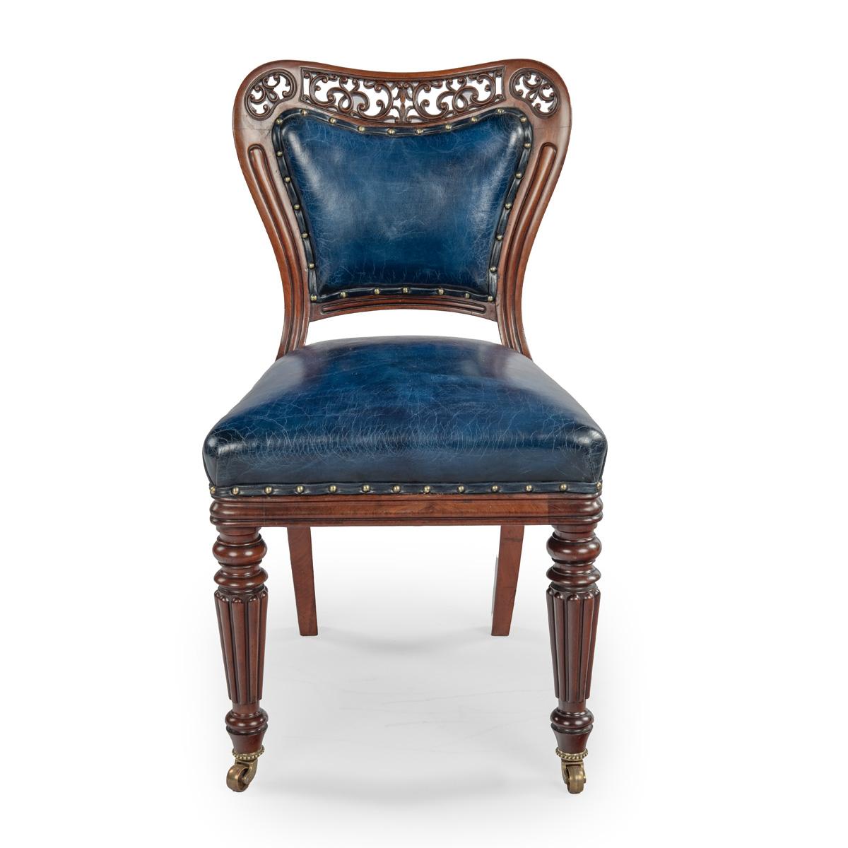 Eine feine Suite von 12 Mahagoni-Esszimmerstühlen von Gillows, bezogen auf die Hackwood Park Commission, ca. 1825. Die Sitzgruppe hat ein tailliertes Design mit wunderschön durchbrochenen Schnörkeln an den oberen Schienen und geformten Details an