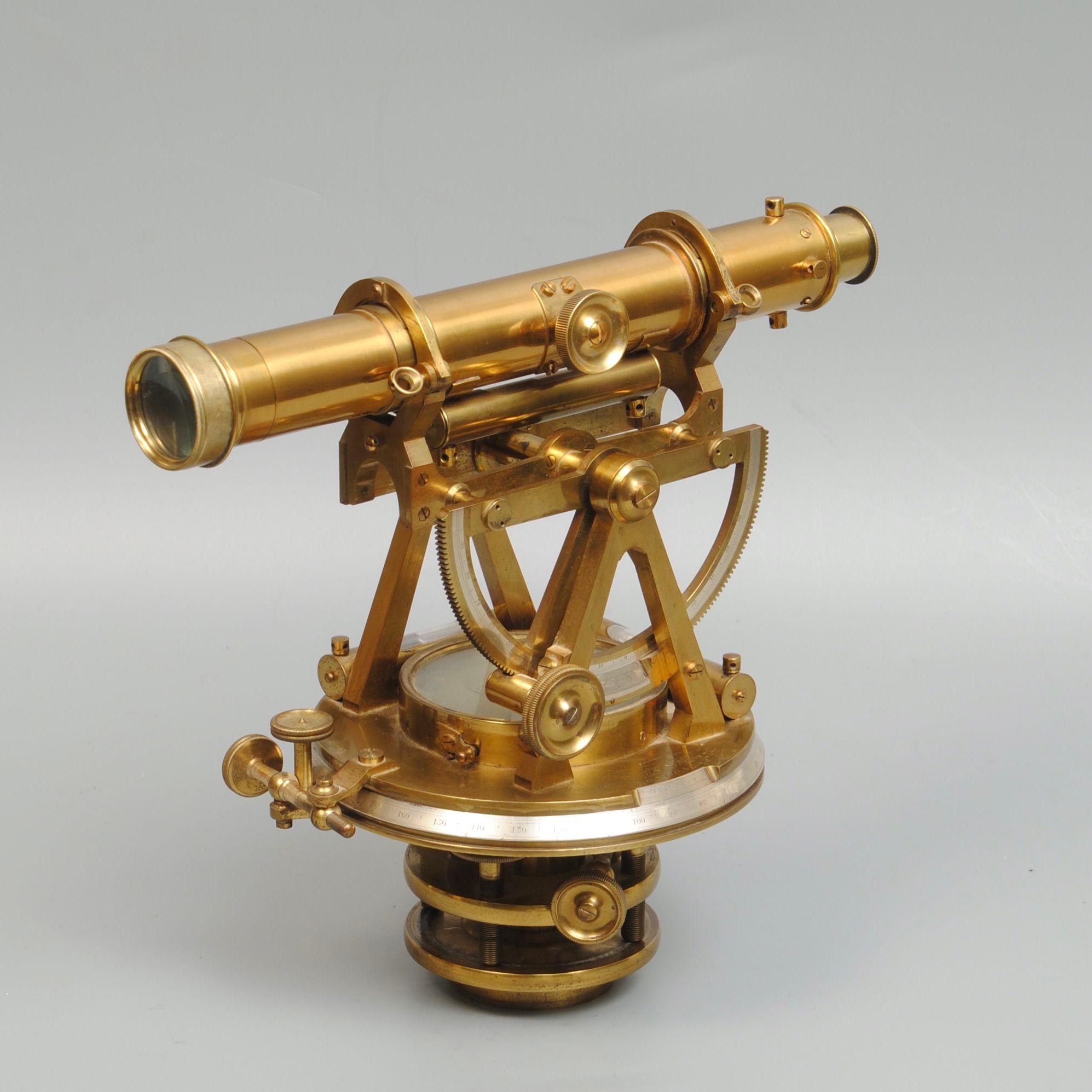 Très bon exemple de théodolite en laiton laqué avec réglage du demi-cercle, échelles en argent et étui d'origine en acajou. Signé Troughton and Simms, Londres. Circa 1840