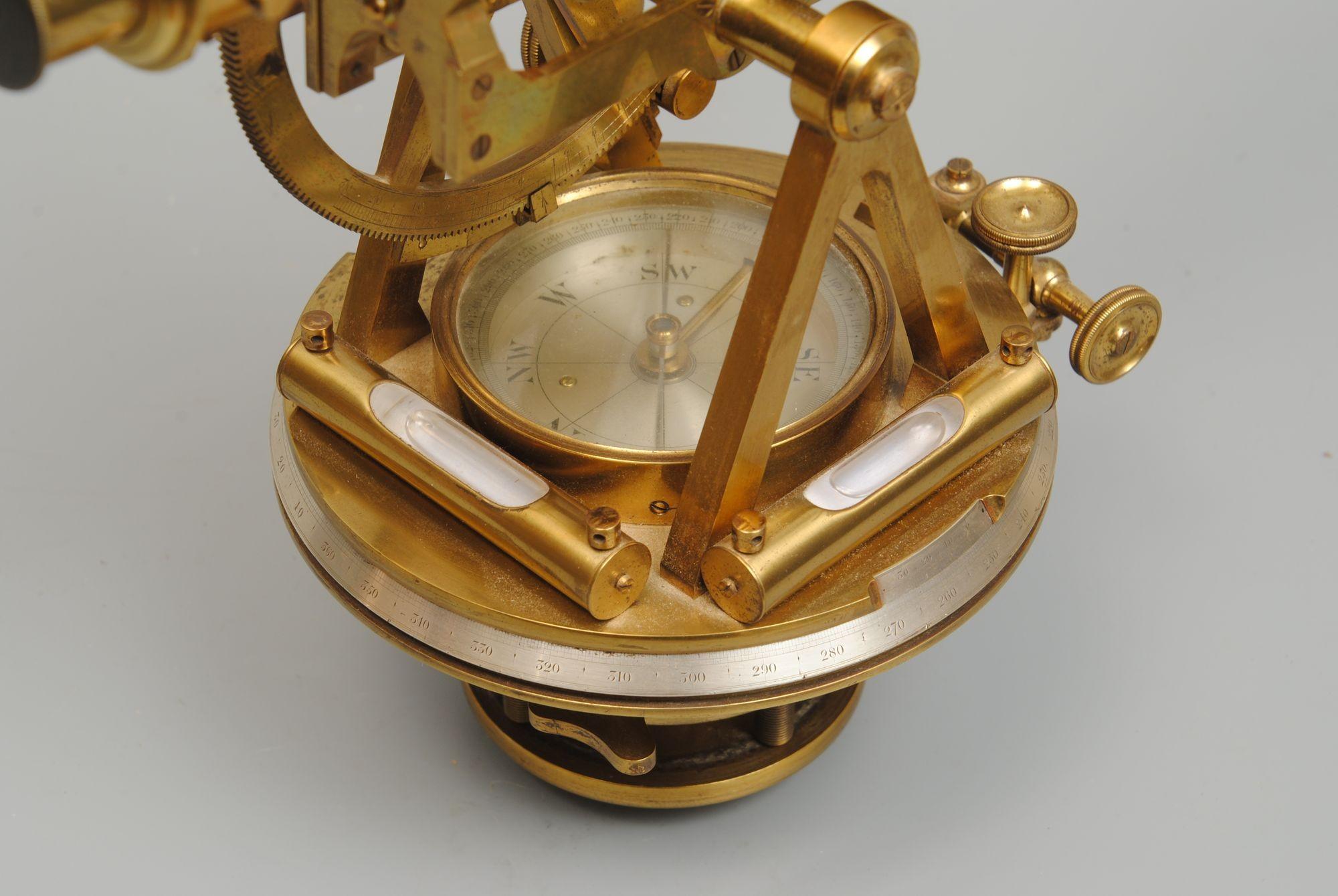 Laiton Une belle Theodolite de Troughton et Simms dans son coffret d'origine en vente
