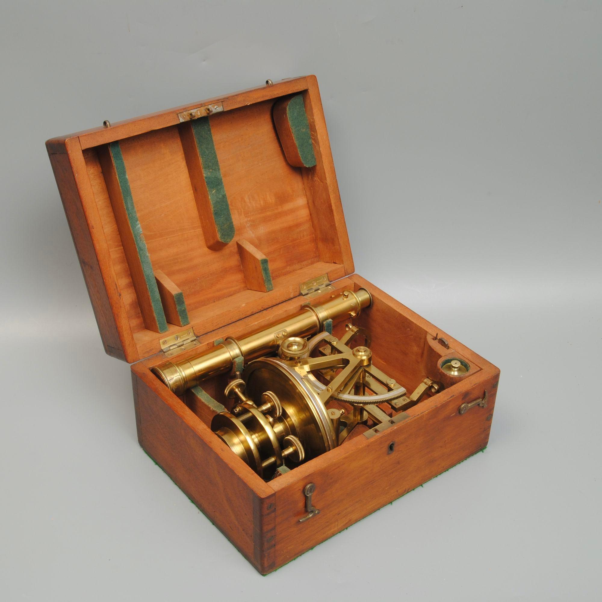 Une belle Theodolite de Troughton et Simms dans son coffret d'origine en vente 1