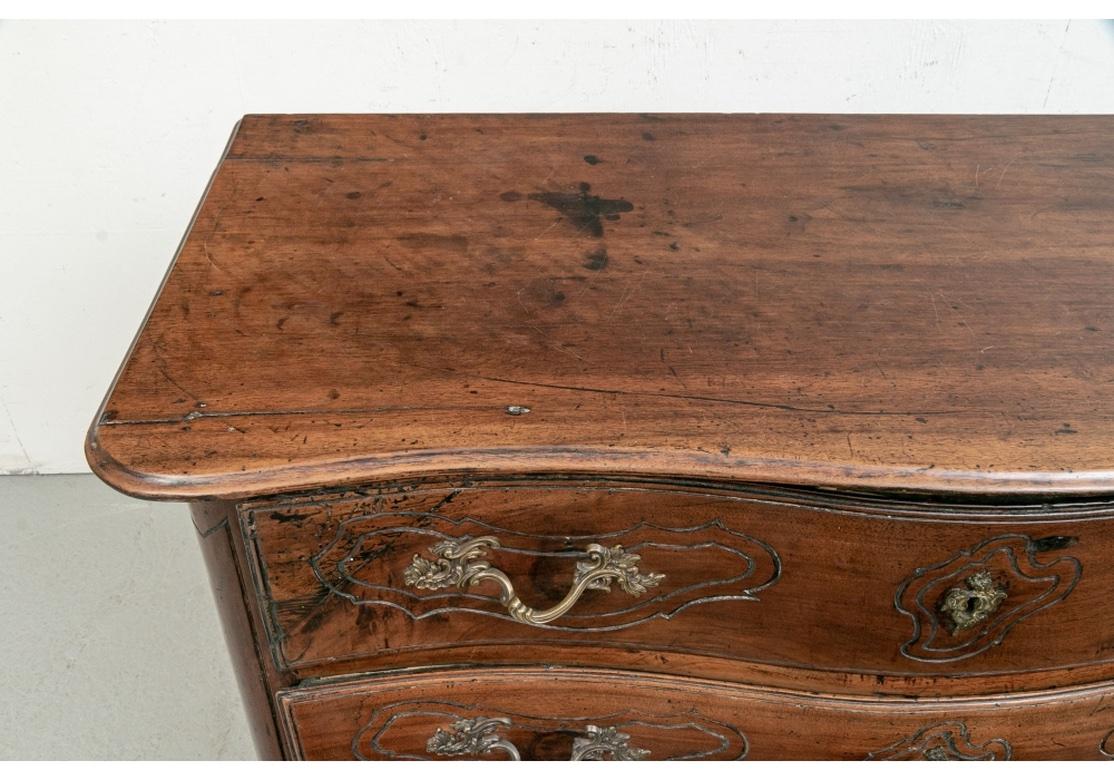 Traditionelle antike französische Serpentinen-Truhe im Landhausstil, fein im Angebot 3