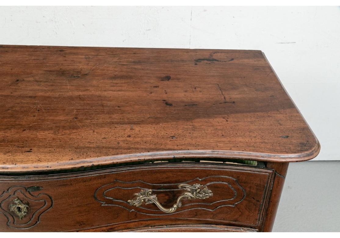 Fine Traditional Antique Serpentine French Country Chest In Distressed Condition For Sale In Bridgeport, CT