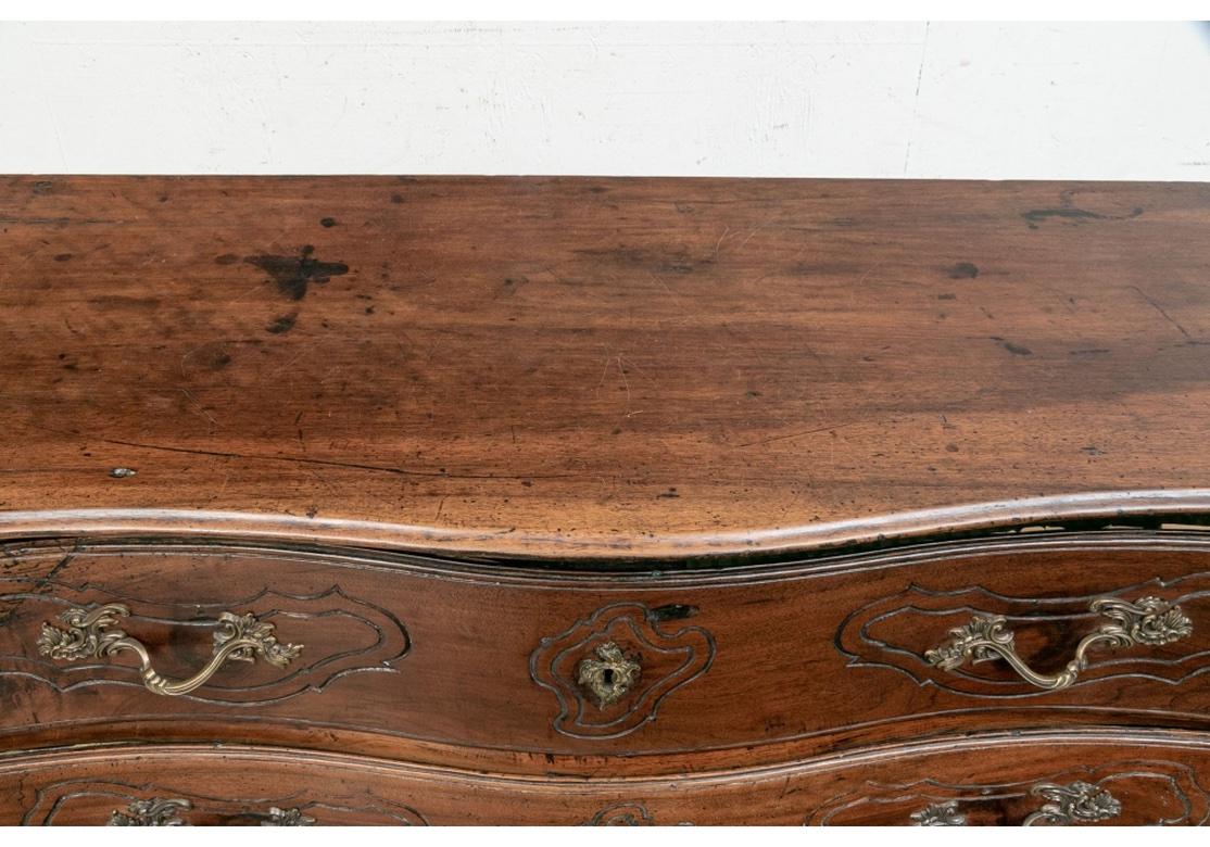 Traditionelle antike französische Serpentinen-Truhe im Landhausstil, fein (Holz) im Angebot