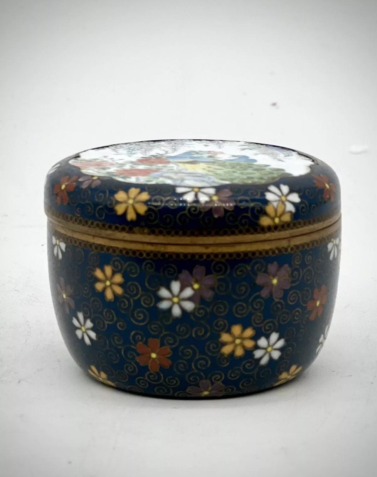 Fina e inusual caja y tapa japonesas antiguas de esmalte cloisonné Kogo de Inaba en Bueno estado para la venta en London, GB