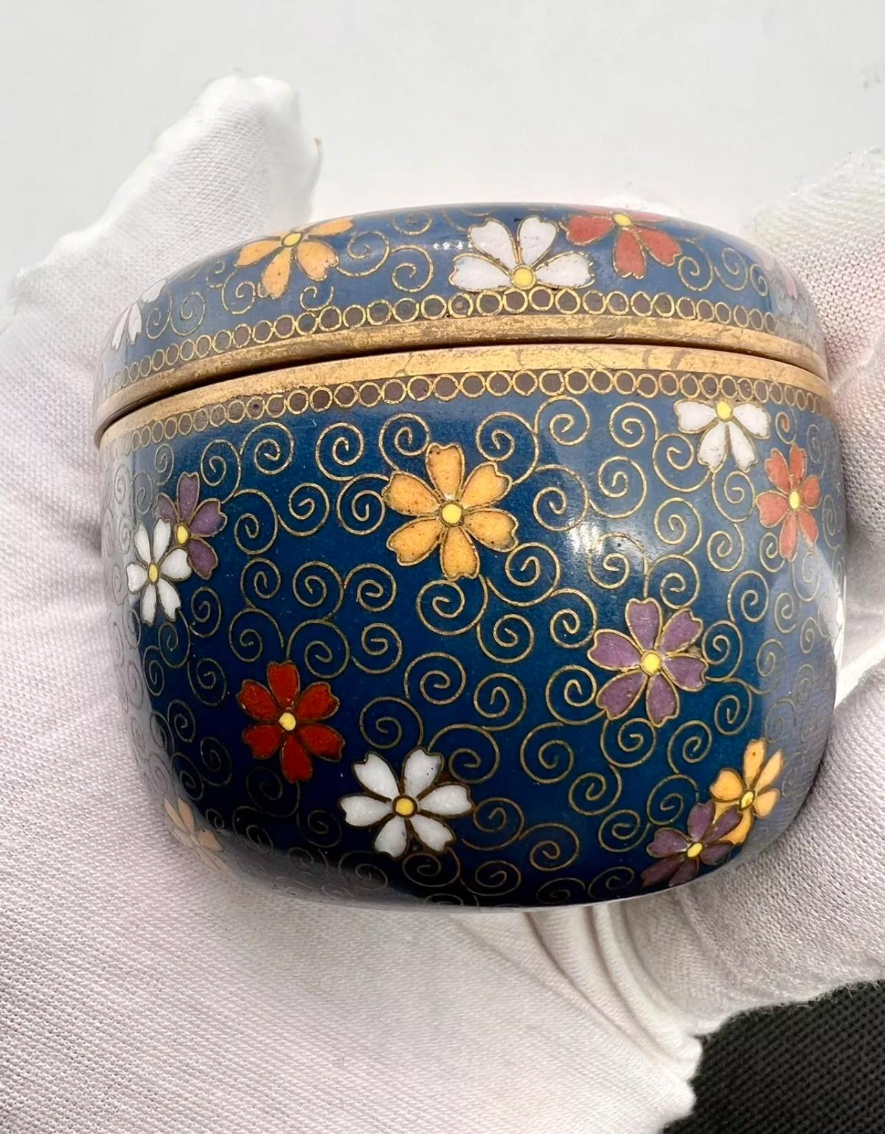 Fina e inusual caja y tapa japonesas antiguas de esmalte cloisonné Kogo de Inaba en venta 1
