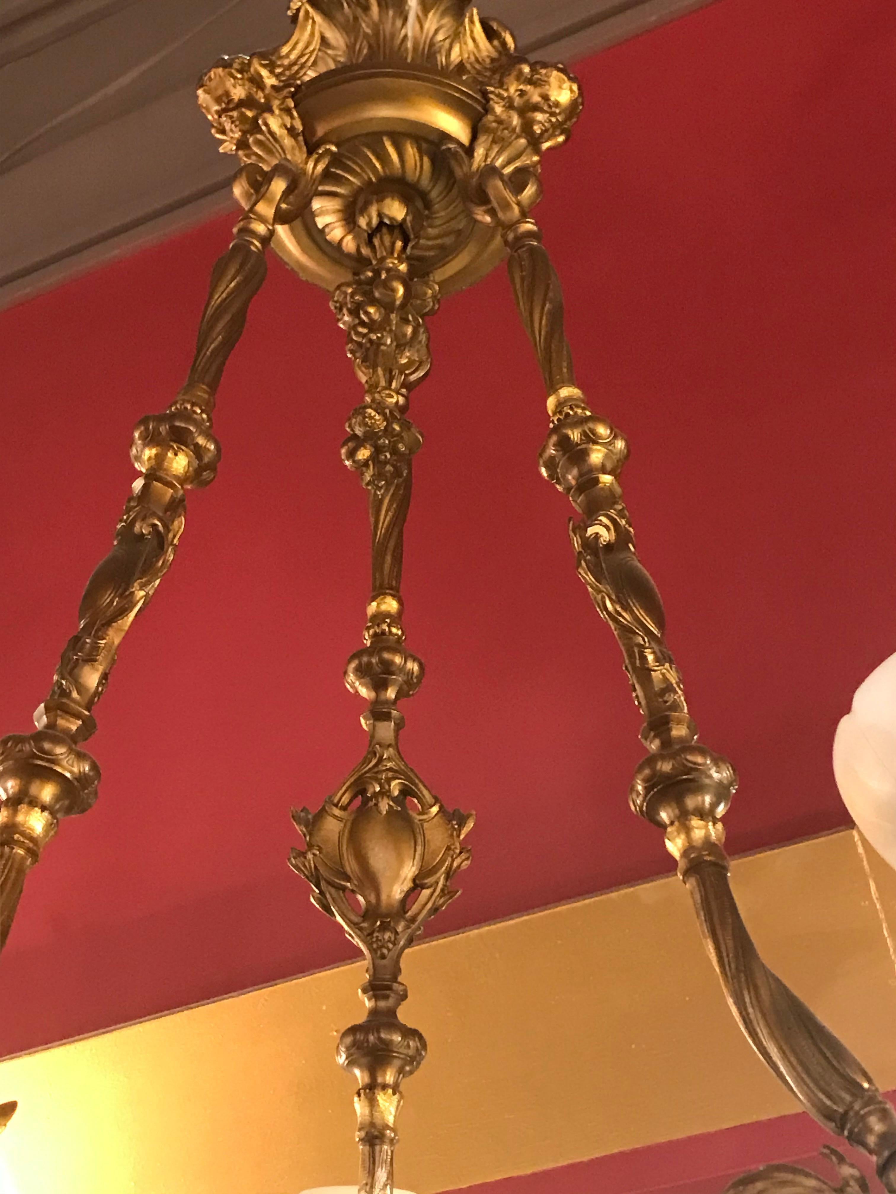 XIXe siècle Magnifique et rare lustre en bronze doré et albâtre, coupe en l'état en vente