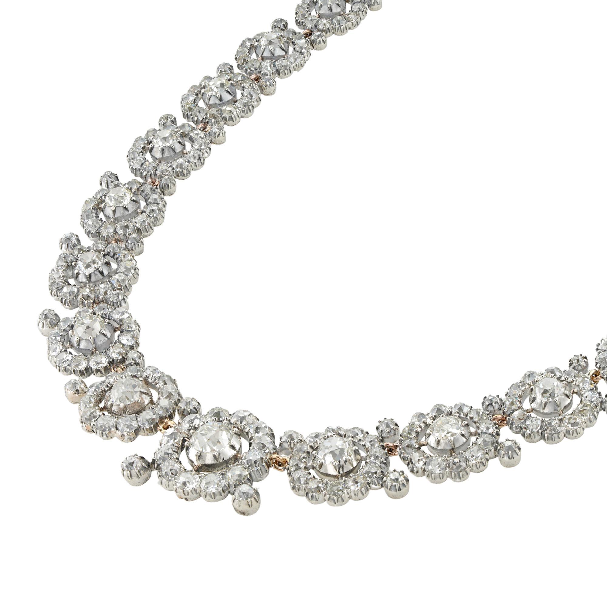 Un collar victoriano fino del racimo del diamante, consistiendo en treinta y un racimos que gradúan es tamaño  desde el centro, cada uno de ellos engastado con un diamante de talla antigua rodeado de doce diamantes de talla antigua más pequeños e