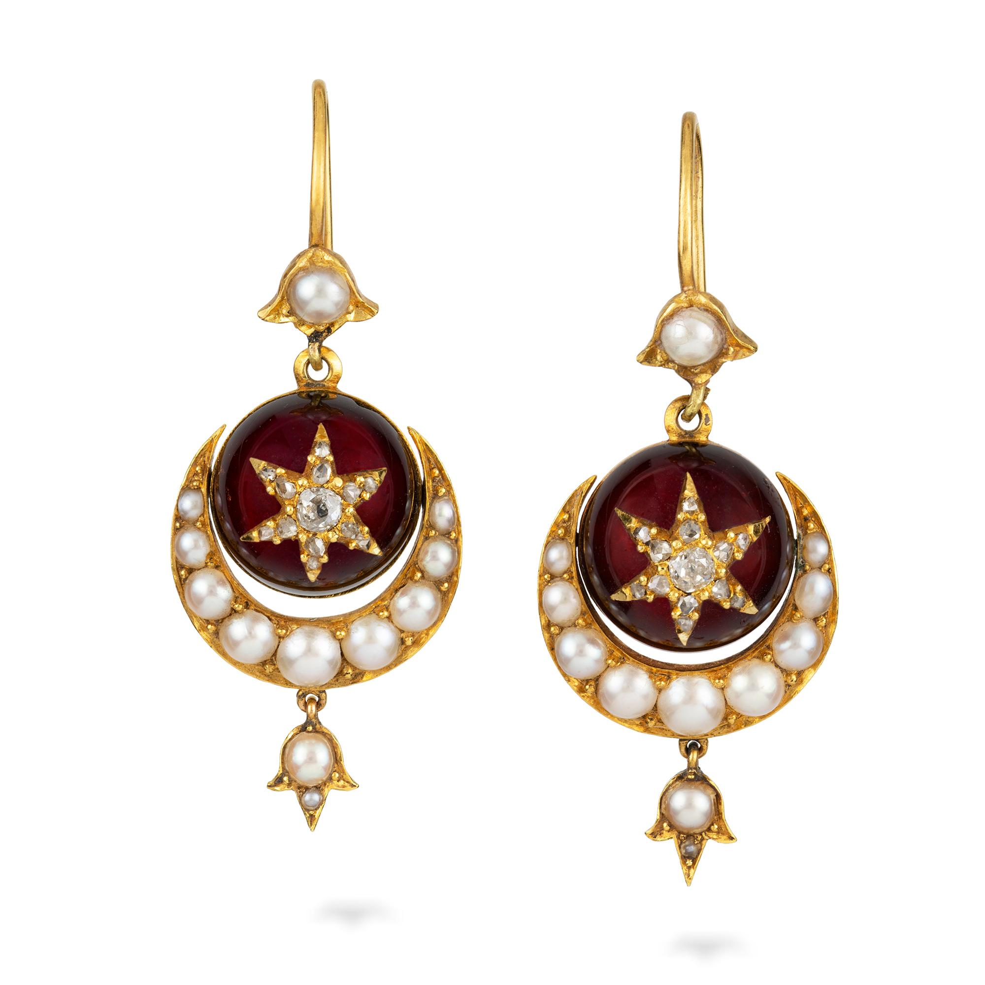 Una raffinata parure vittoriana di granati, perle e diamanti, con granati circolari cabochon, stelle incastonate di diamanti al centro e perle incastonate.  mezzaluna in basso e gocce e sormonti incastonati di perle, tutti montati in oro giallo con