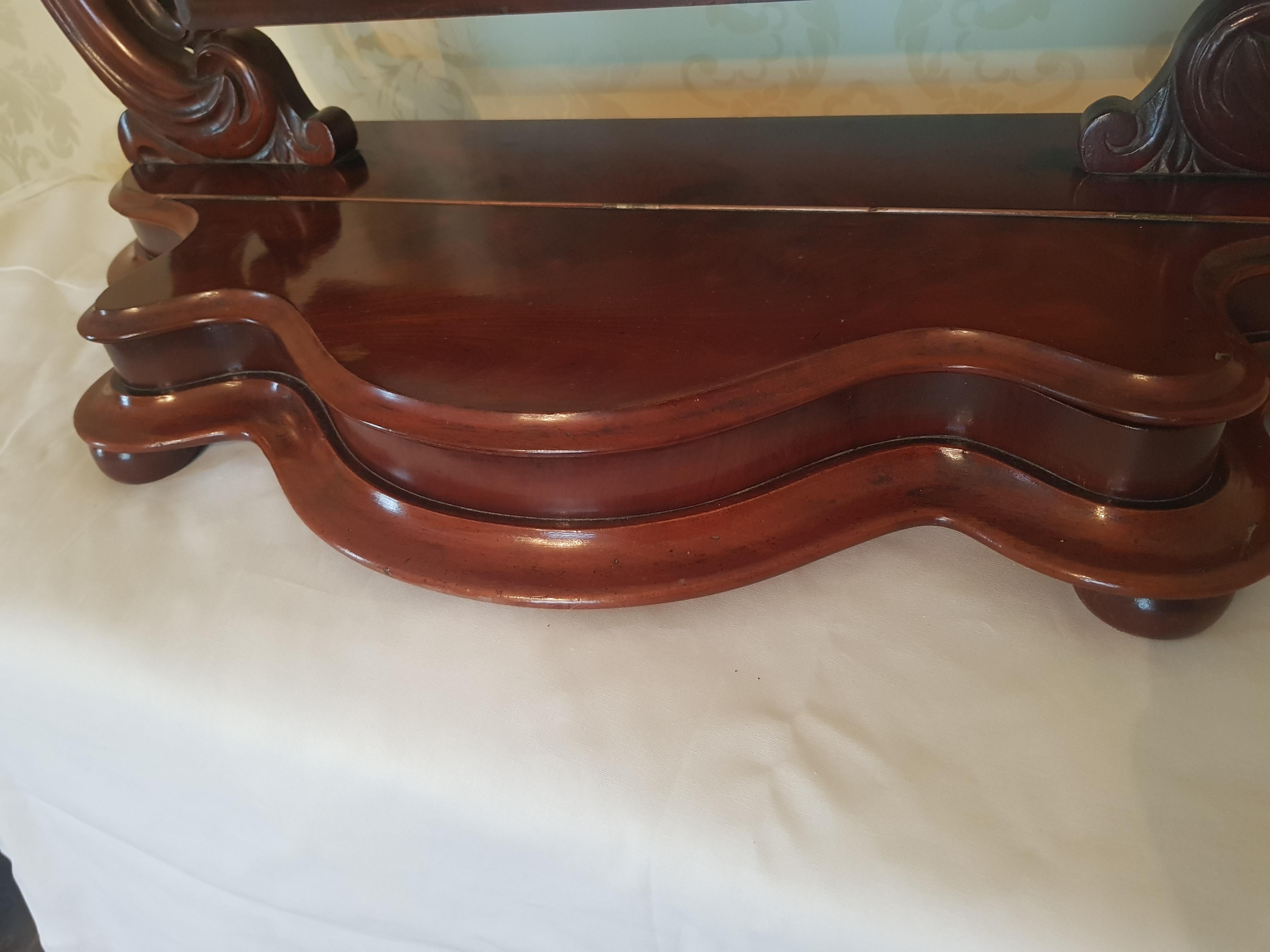 A very fine quality dressing table mirror in solid mahogany dating from circa 1860 with jewelry compartment. 

The mirror with original glass is in very good condition with a lovely warm patina.
 