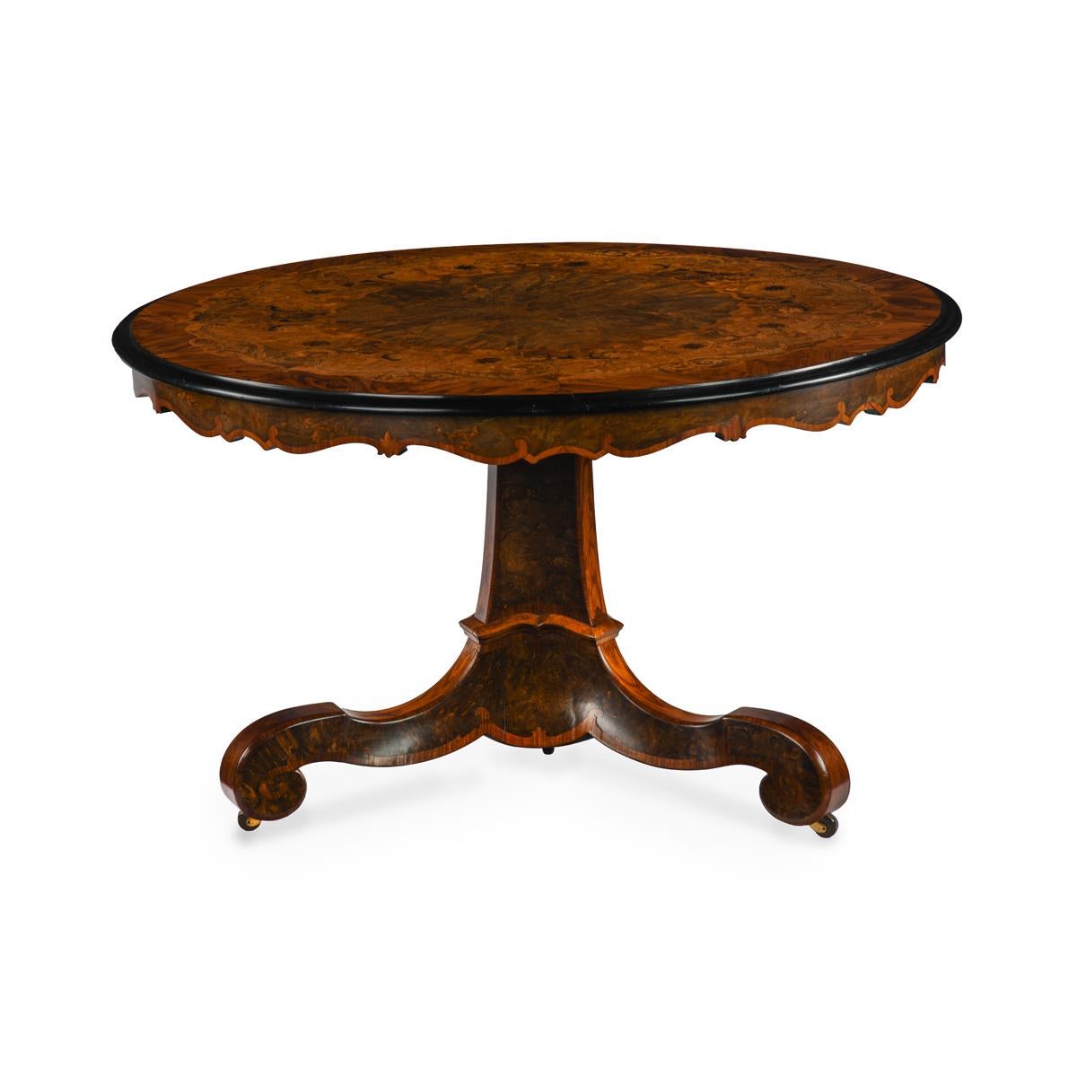 Table centrale victorienne en marqueterie attribuée à Blake and Co et E. H. Baldock vers 1845. La forme de base de cette table exceptionnelle correspond à un dessin de Richard Bridgens et a été publiée en 1838 comme planche 16 dans son ouvrage