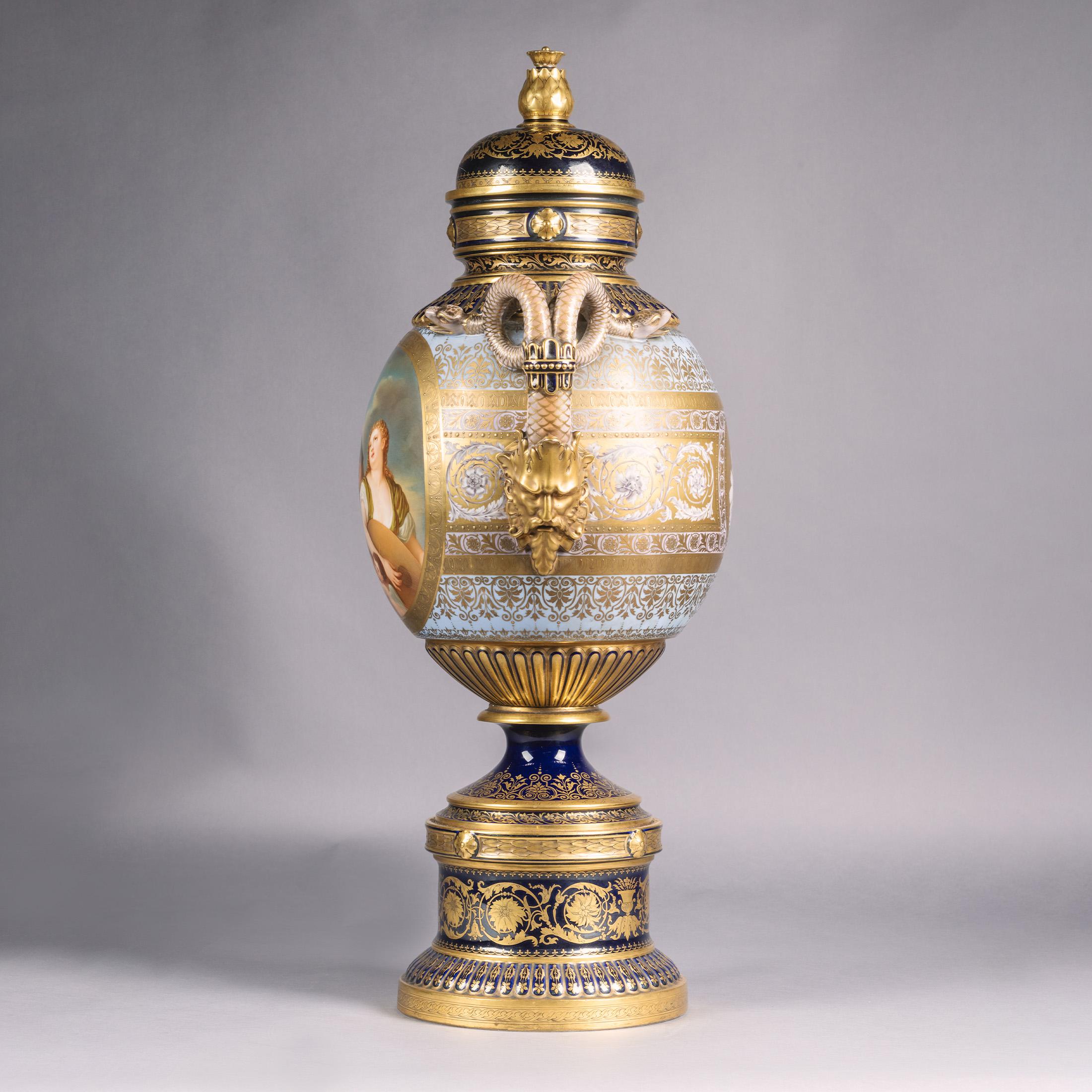 Tchèque Vase et couvercle en porcelaine de style viennois de Fischer & Mieg, Pirkenhammer en vente