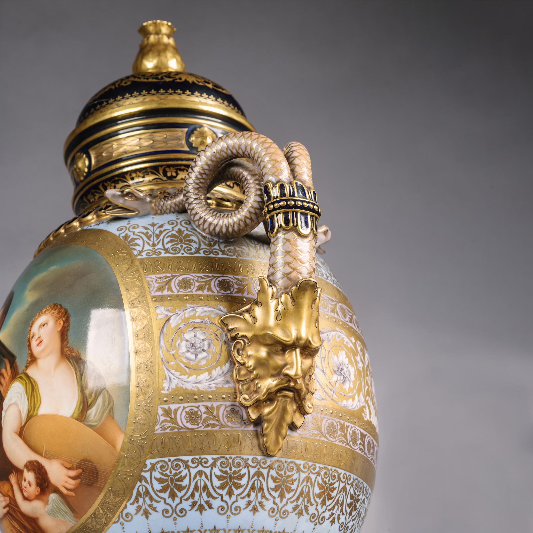 Peint Vase et couvercle en porcelaine de style viennois de Fischer & Mieg, Pirkenhammer en vente