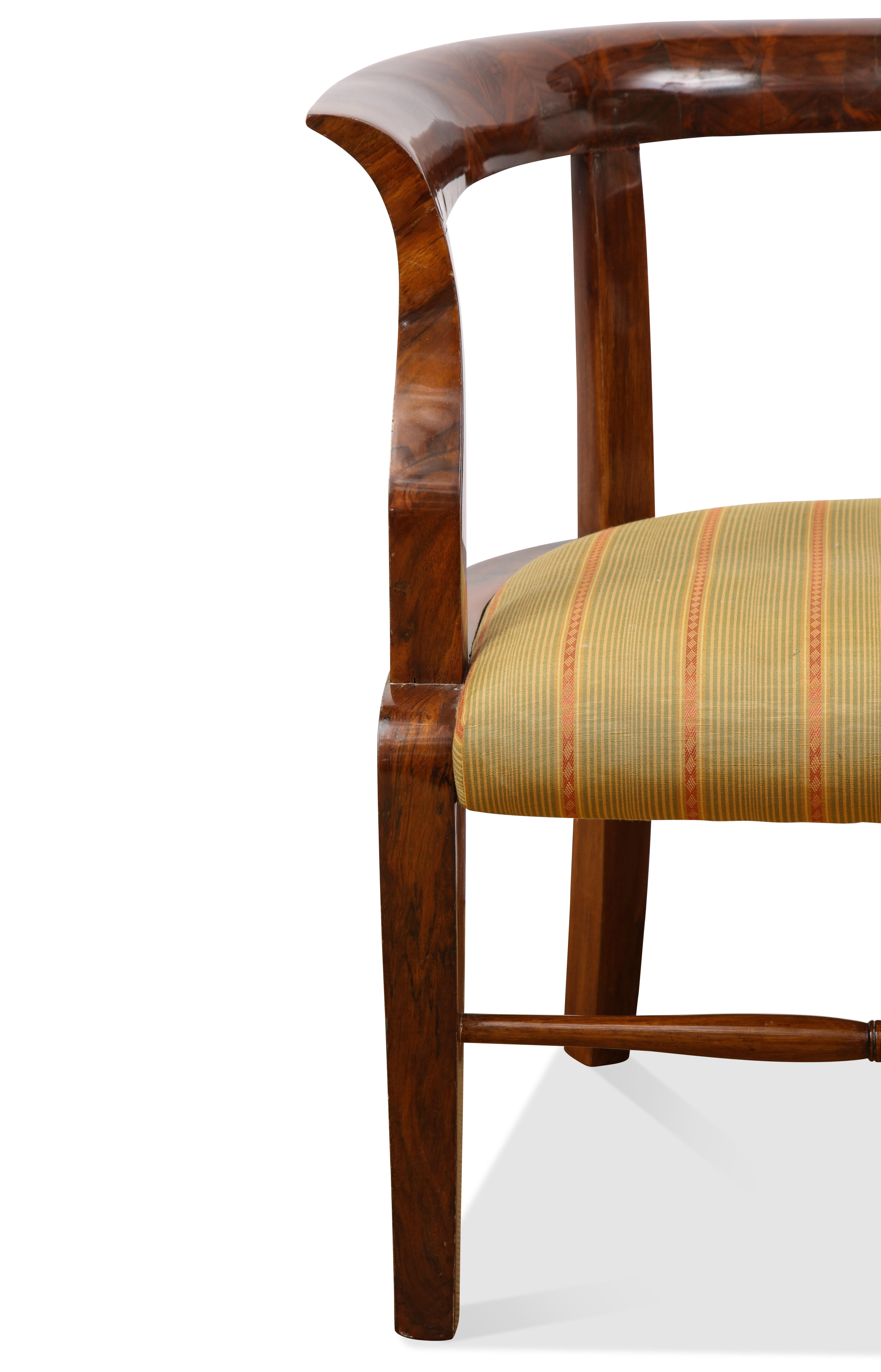 The stylized klismo back with upholstered seat supported by 4 legs the front having a central rail.
 