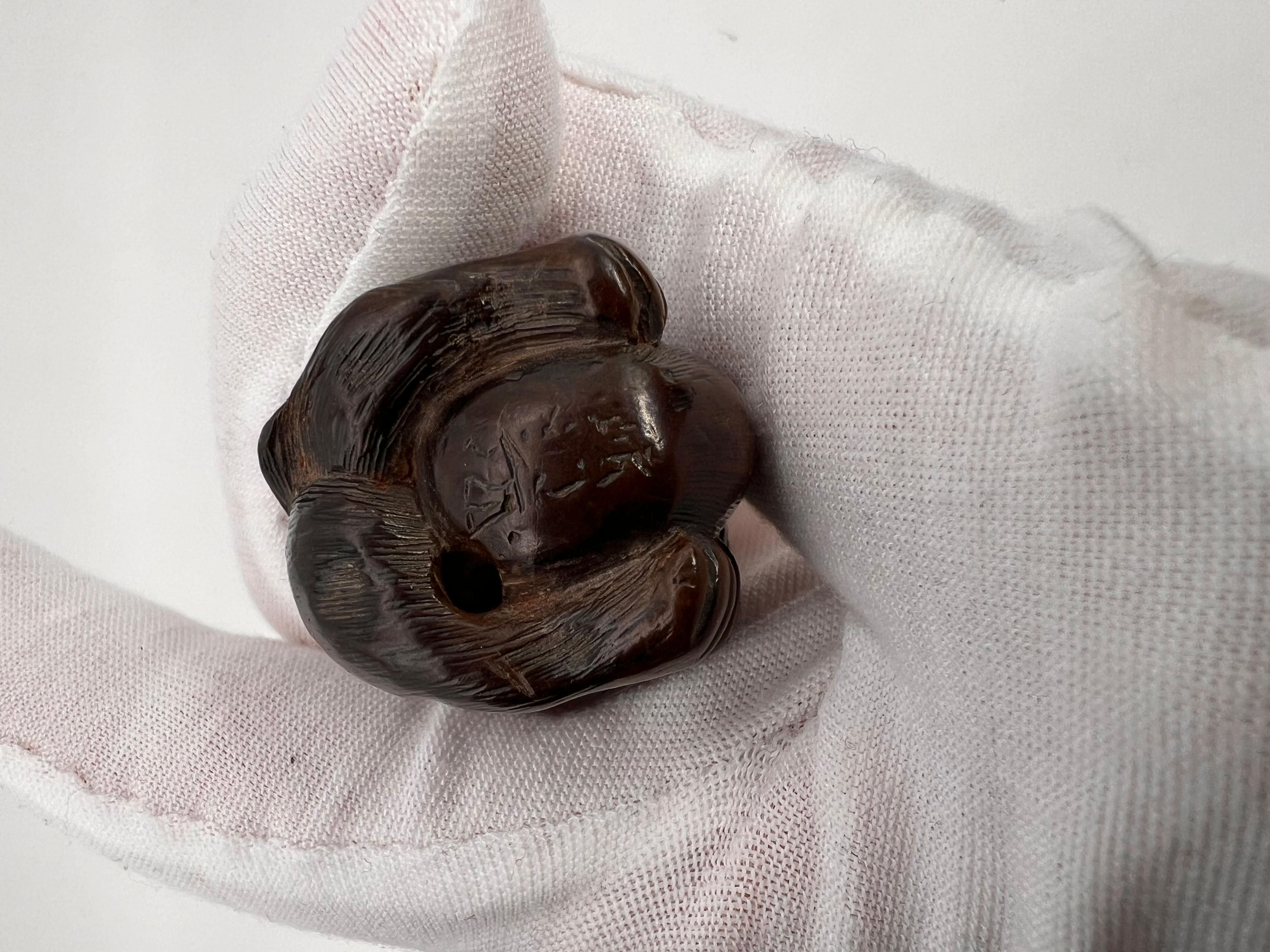 A FINE WOODEN NETSUKE DE TANUKI HARA NO TSUZUMI. Signé MINKO. Période Edo en vente 7