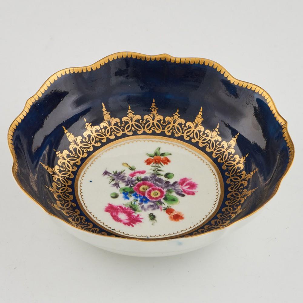 Fine Worcester Porcelain Two-Handled Chocolate or Caudle Cup and Stand 1768-76 In Good Condition In Forest Row, East Sussex