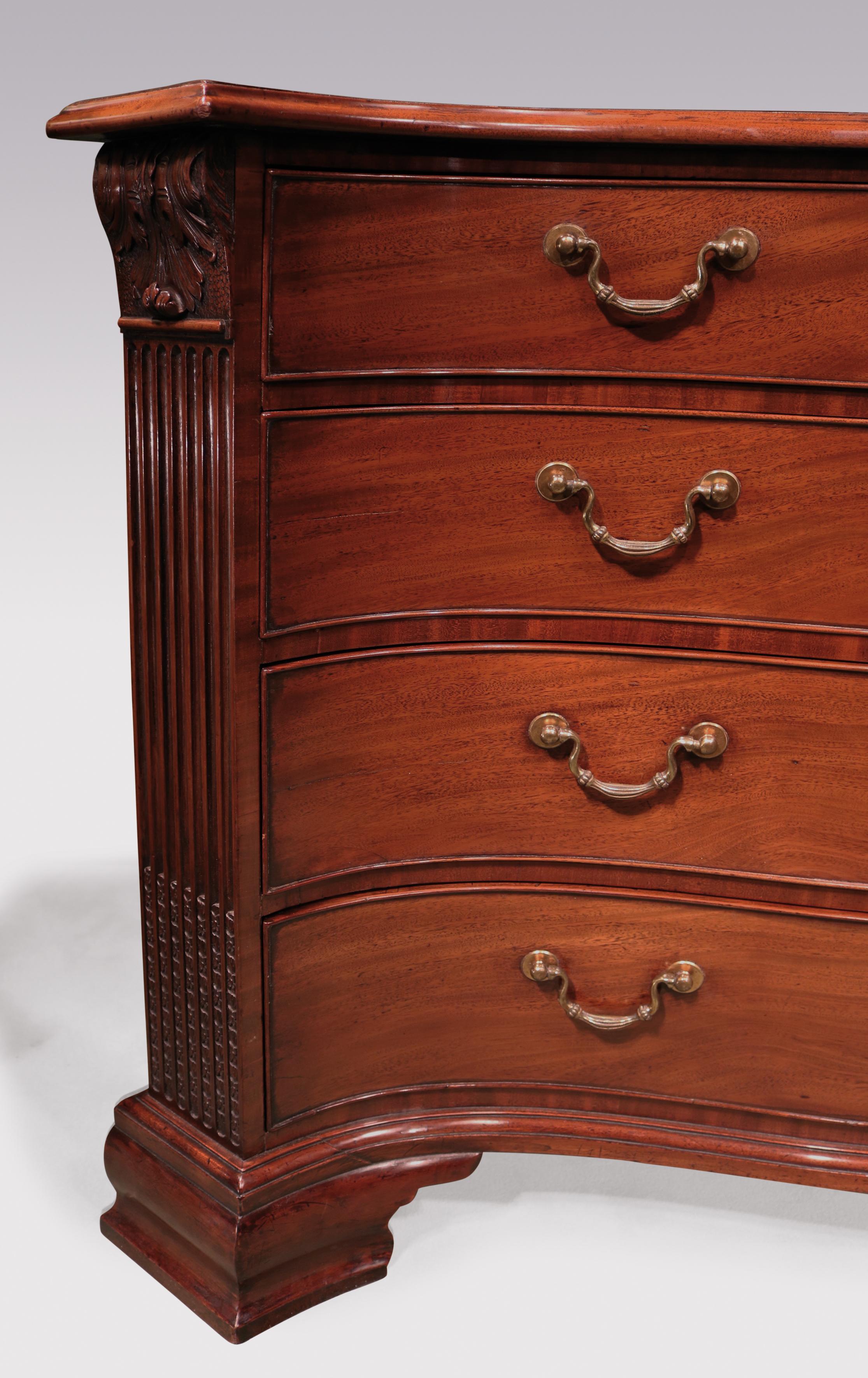 Fine 18th Century Chippendale Mahogany Serpentine Commode In Good Condition For Sale In London, GB
