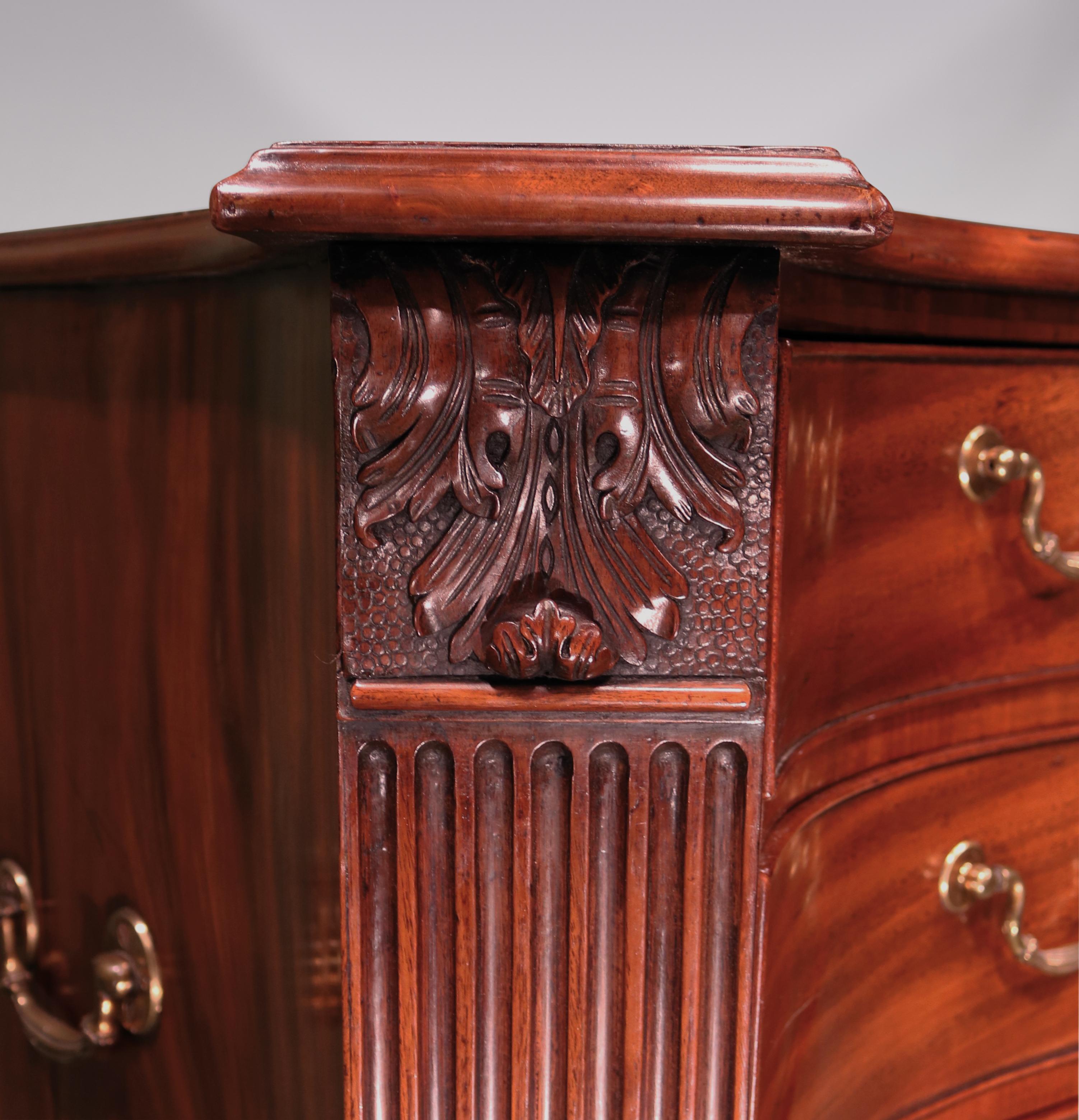 Fine 18th Century Chippendale Mahogany Serpentine Commode For Sale 2