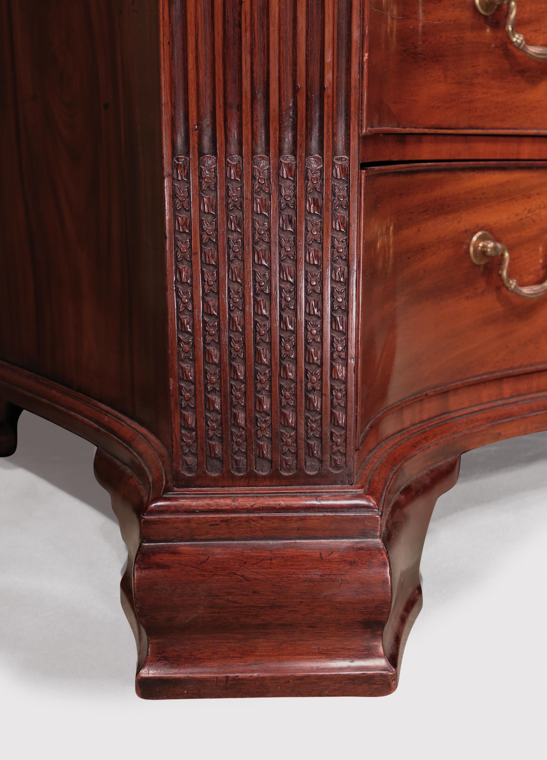 Fine 18th Century Chippendale Mahogany Serpentine Commode For Sale 3