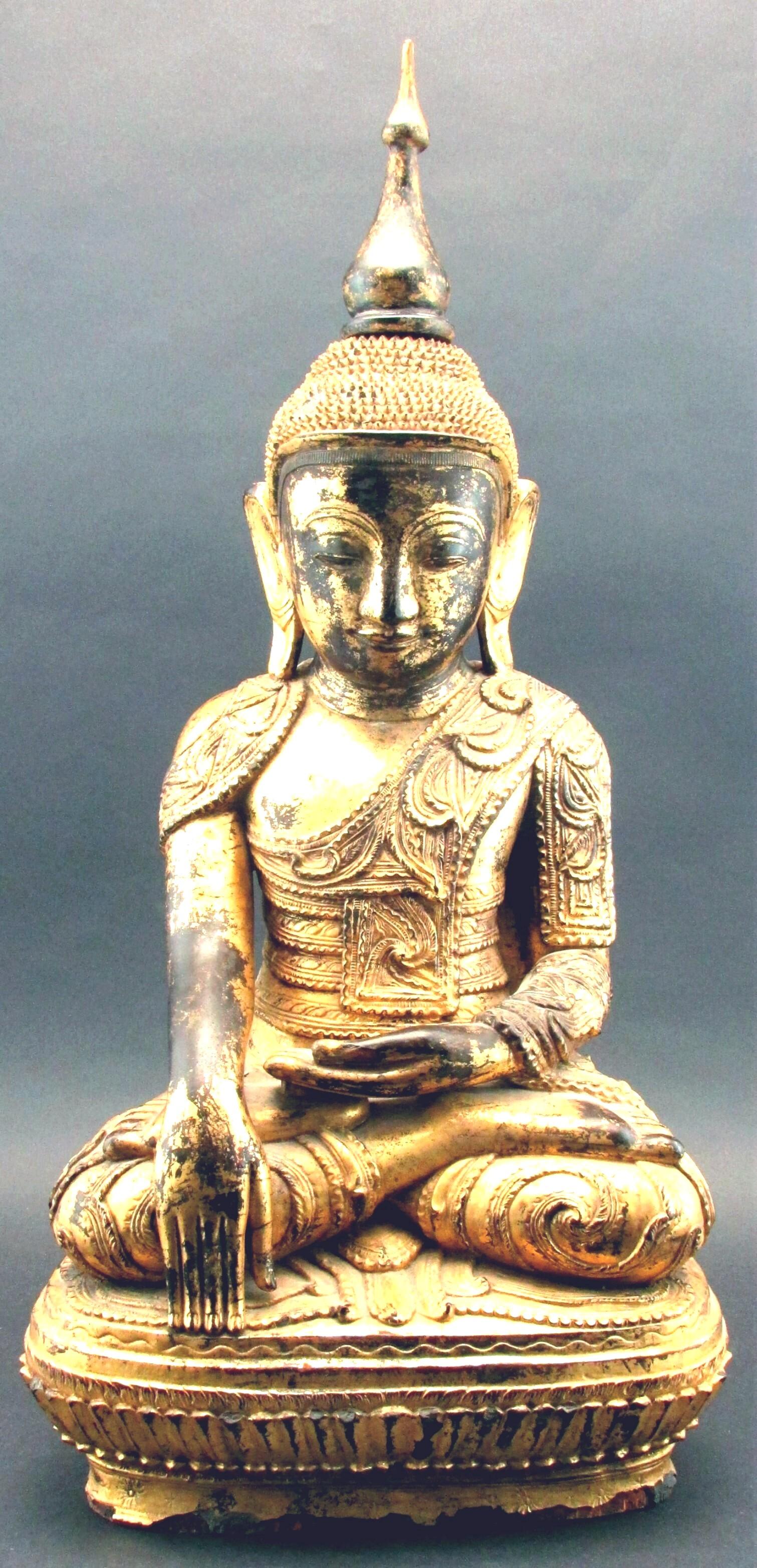 Eine sehr beeindruckende und außergewöhnlich feine Hand geschnitzt, schwarz lackiert und vergoldet Shan-Stil Buddha. Dargestellt in einem fein geschnitzten und detailreichen Mönchsgewand, das Gesicht mit einem gelassenen, meditativen Ausdruck, die