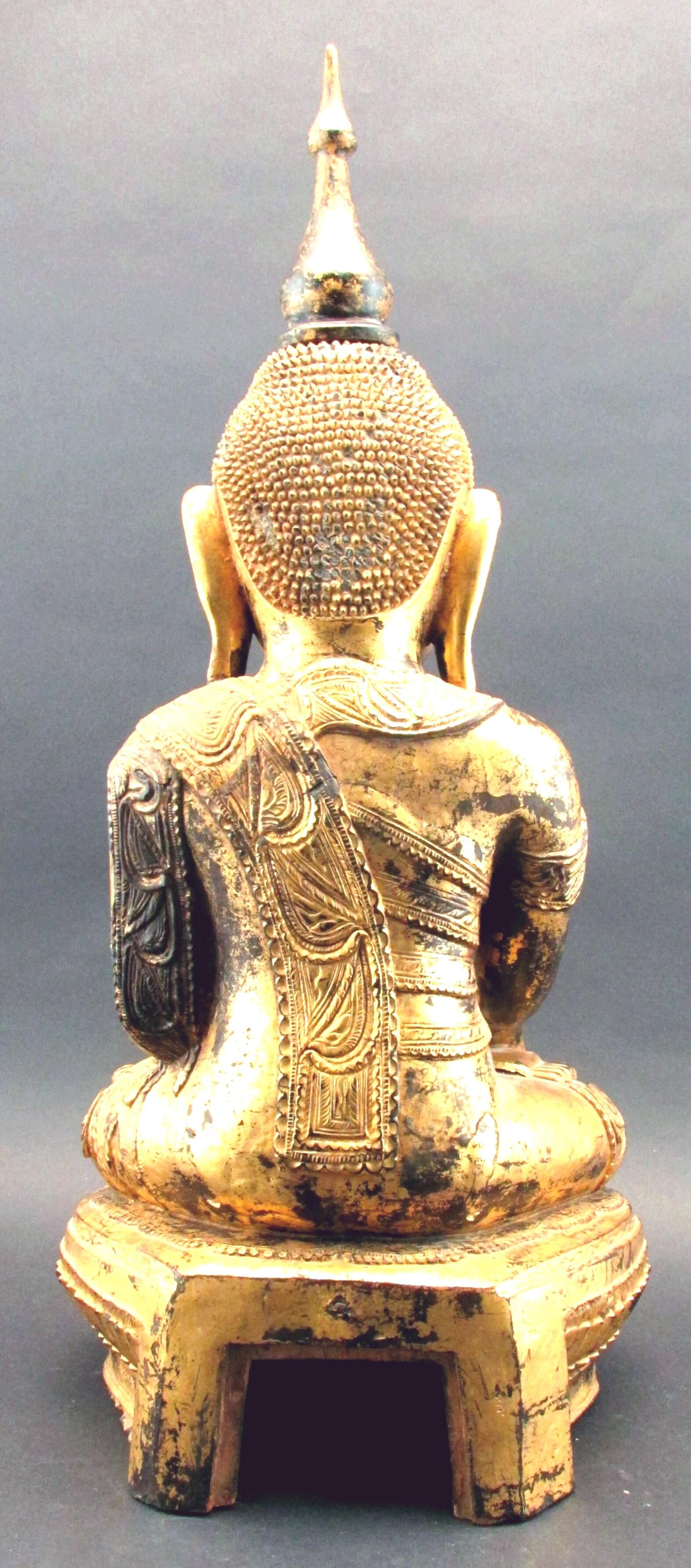 Außergewöhnlicher geschnitzter Buddha aus vergoldetem Holz und schwarz lackiertem Shan-Stil, um 1890 (Handgeschnitzt) im Angebot