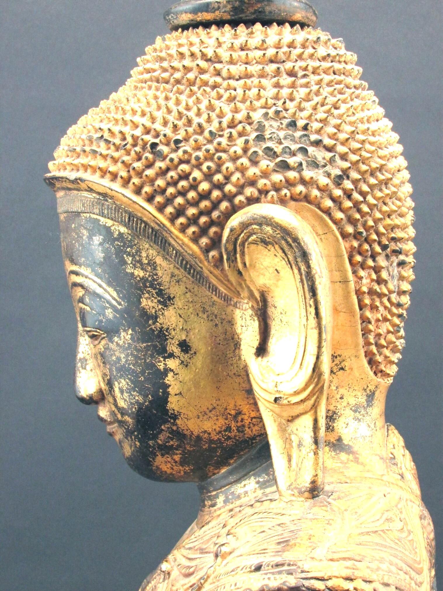 Außergewöhnlicher geschnitzter Buddha aus vergoldetem Holz und schwarz lackiertem Shan-Stil, um 1890 (Spätes 19. Jahrhundert) im Angebot