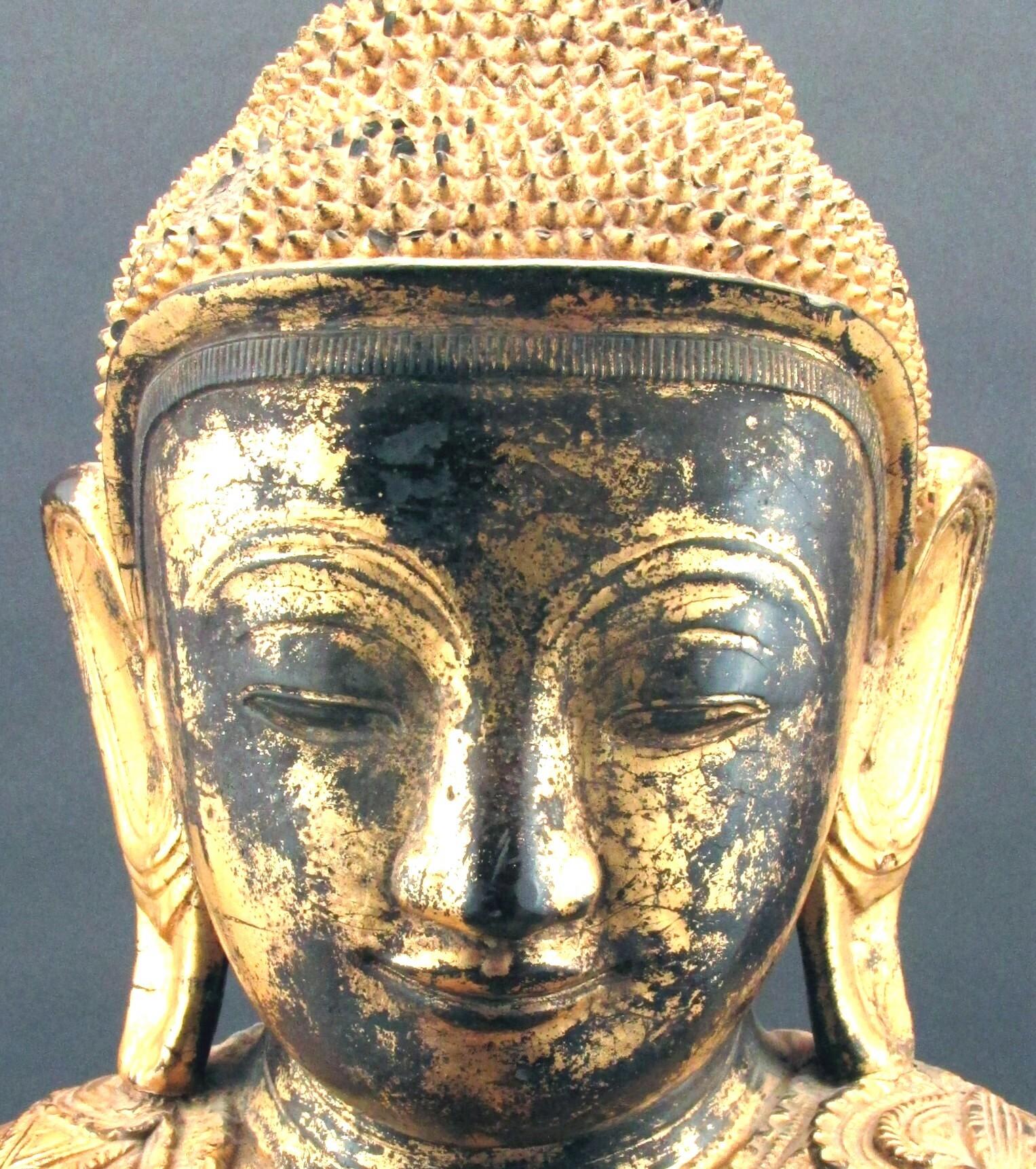 Exceptionnel bouddha de style Shan en bois doré sculpté et laqué noir, vers 1890 Bon état - En vente à Ottawa, Ontario