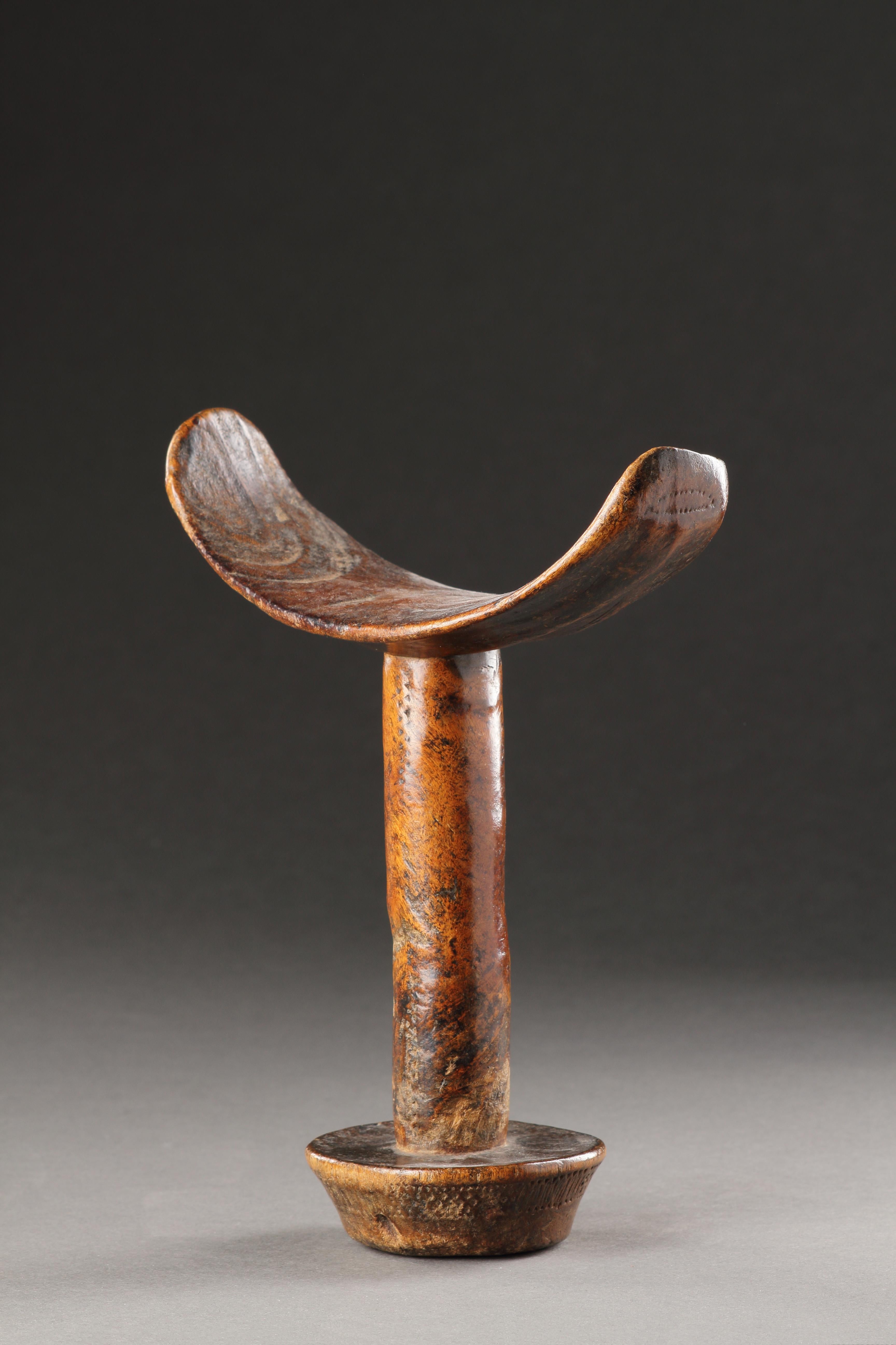 A Finely Carved ‘Boni’ Neck-Rest In Good Condition For Sale In London, GB